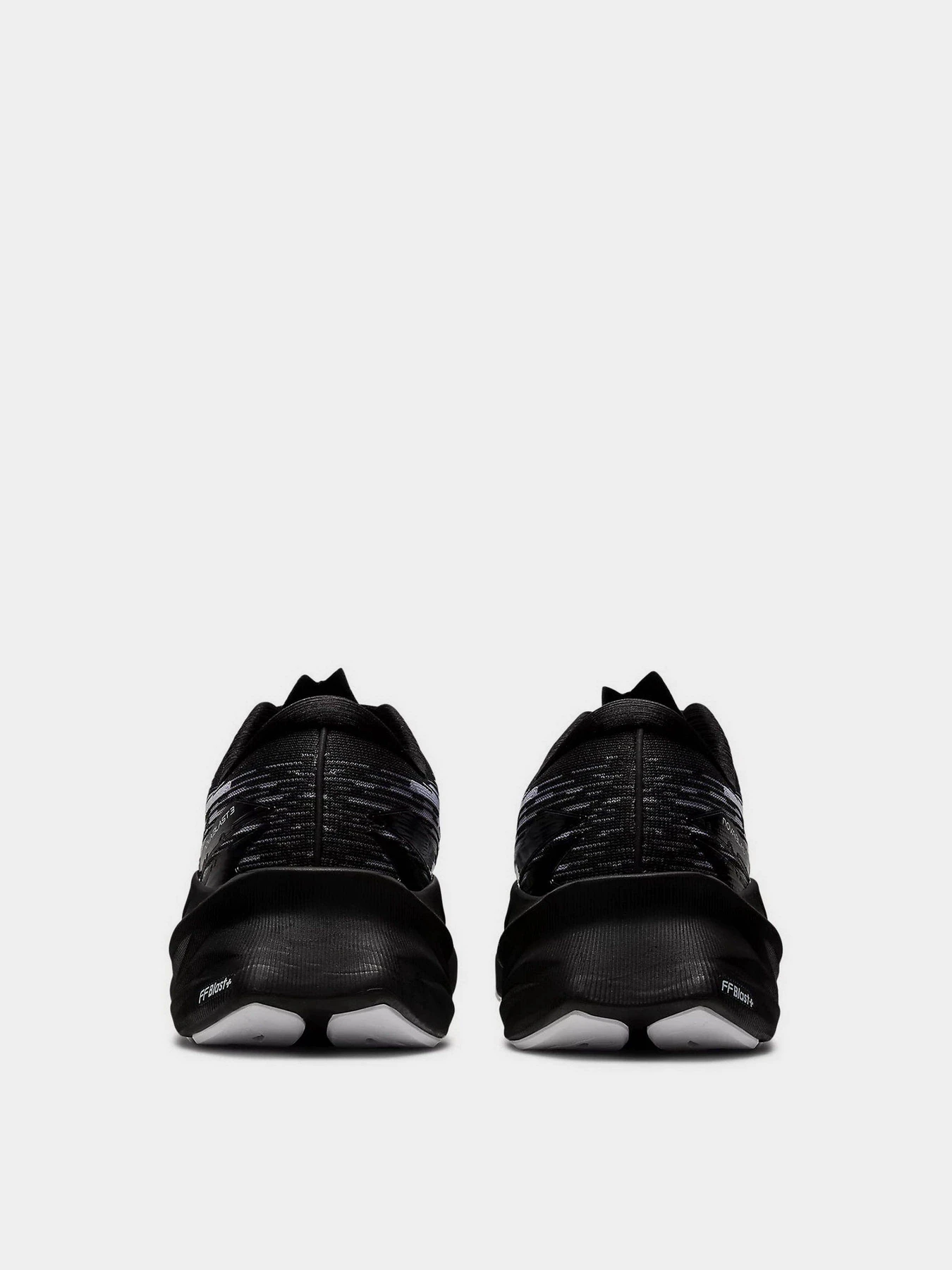Кросівки Asics Novablast 3 модель 1011B458-002 Чорний, білий Кросівки Asics Novablast 3 модель 1011B458-002 Чорний, білий Фото