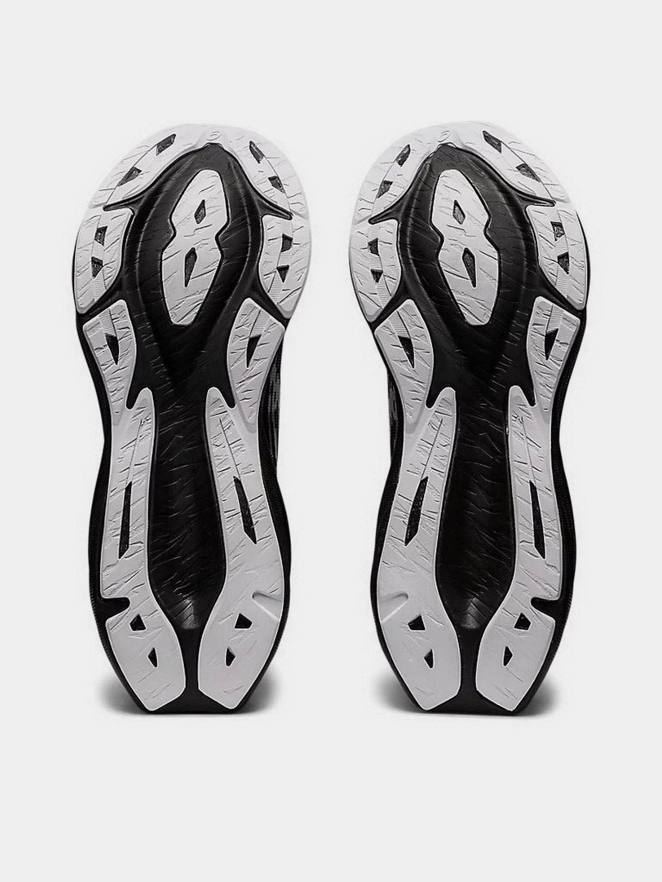 Кросівки Asics Novablast 3 модель 1011B458-002 Чорний, білий Кросівки Asics Novablast 3 модель 1011B458-002 Чорний, білий Фото