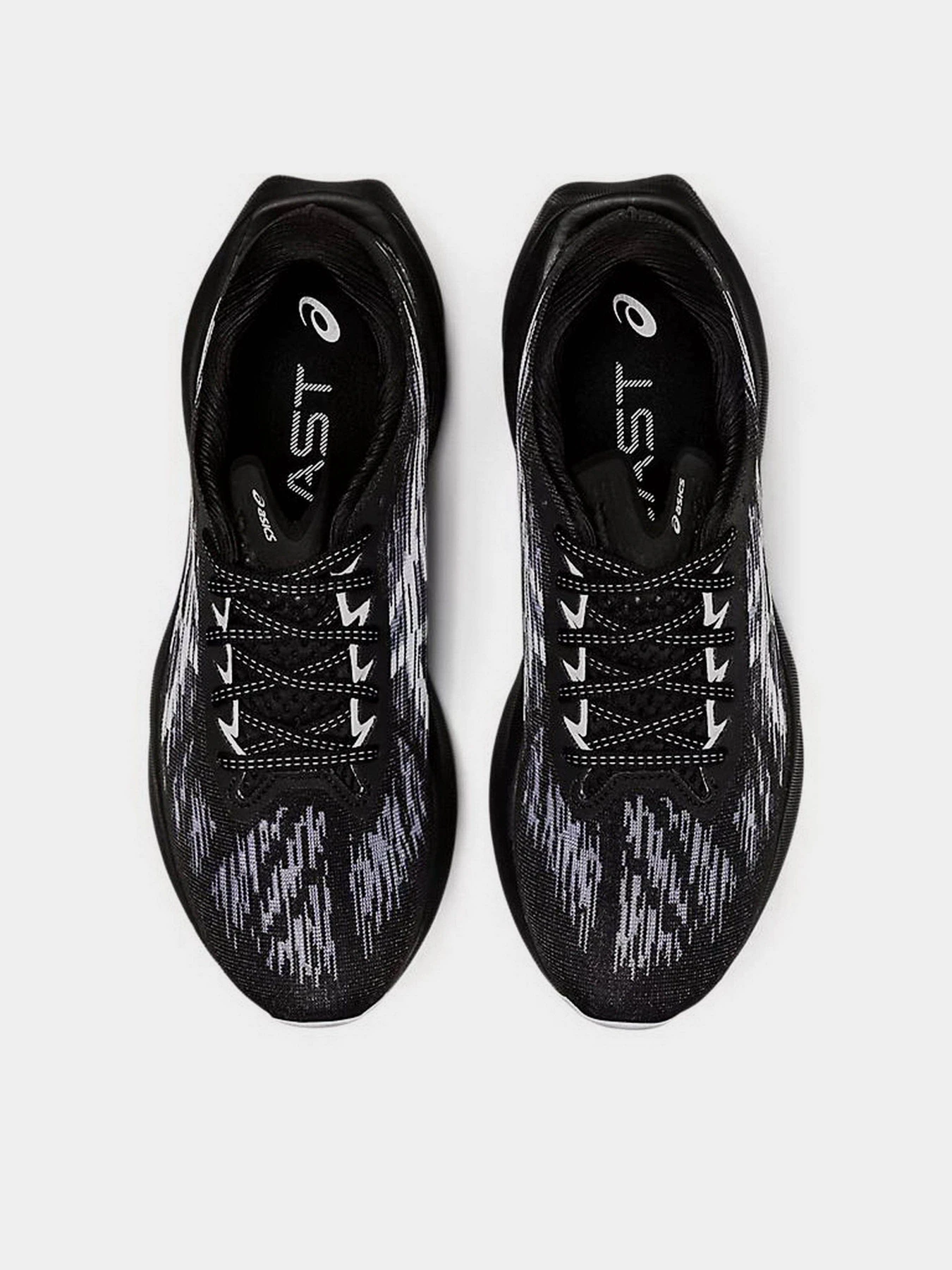Кросівки Asics Novablast 3 модель 1011B458-002 Чорний, білий Кросівки Asics Novablast 3 модель 1011B458-002 Чорний, білий Фото