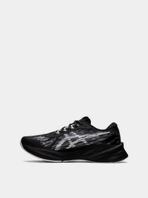 Кросівки Asics Novablast 3 модель 1011B458-002 Чорний, білий Фото