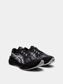 Кросівки Asics Novablast 3 модель 1011B458-002 Чорний, білий Фото
