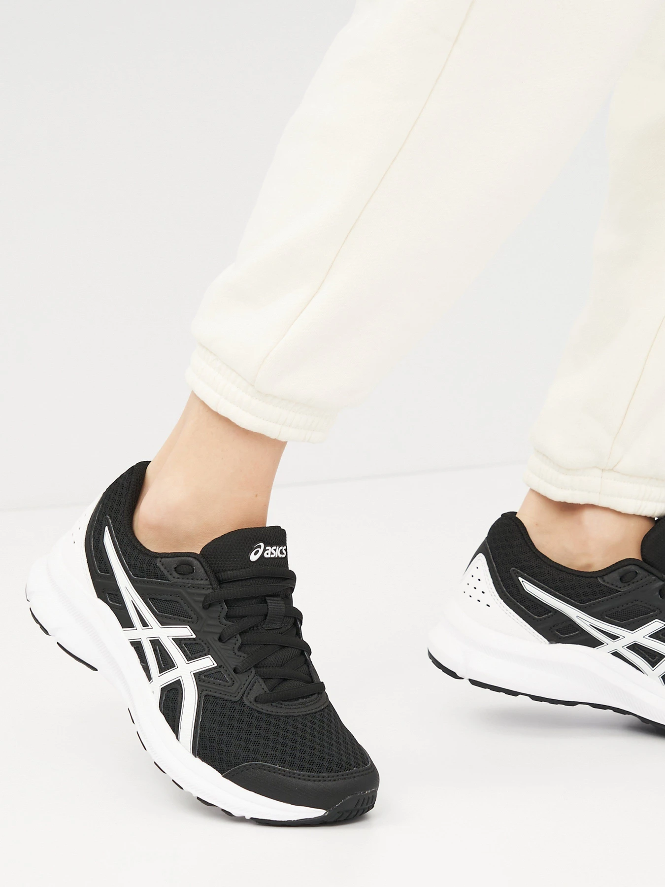 Кроссовки Asics Jolt 3 модель 1012A908-003 Кроссовки Asics Jolt 3 модель 1012A908-003 Фото