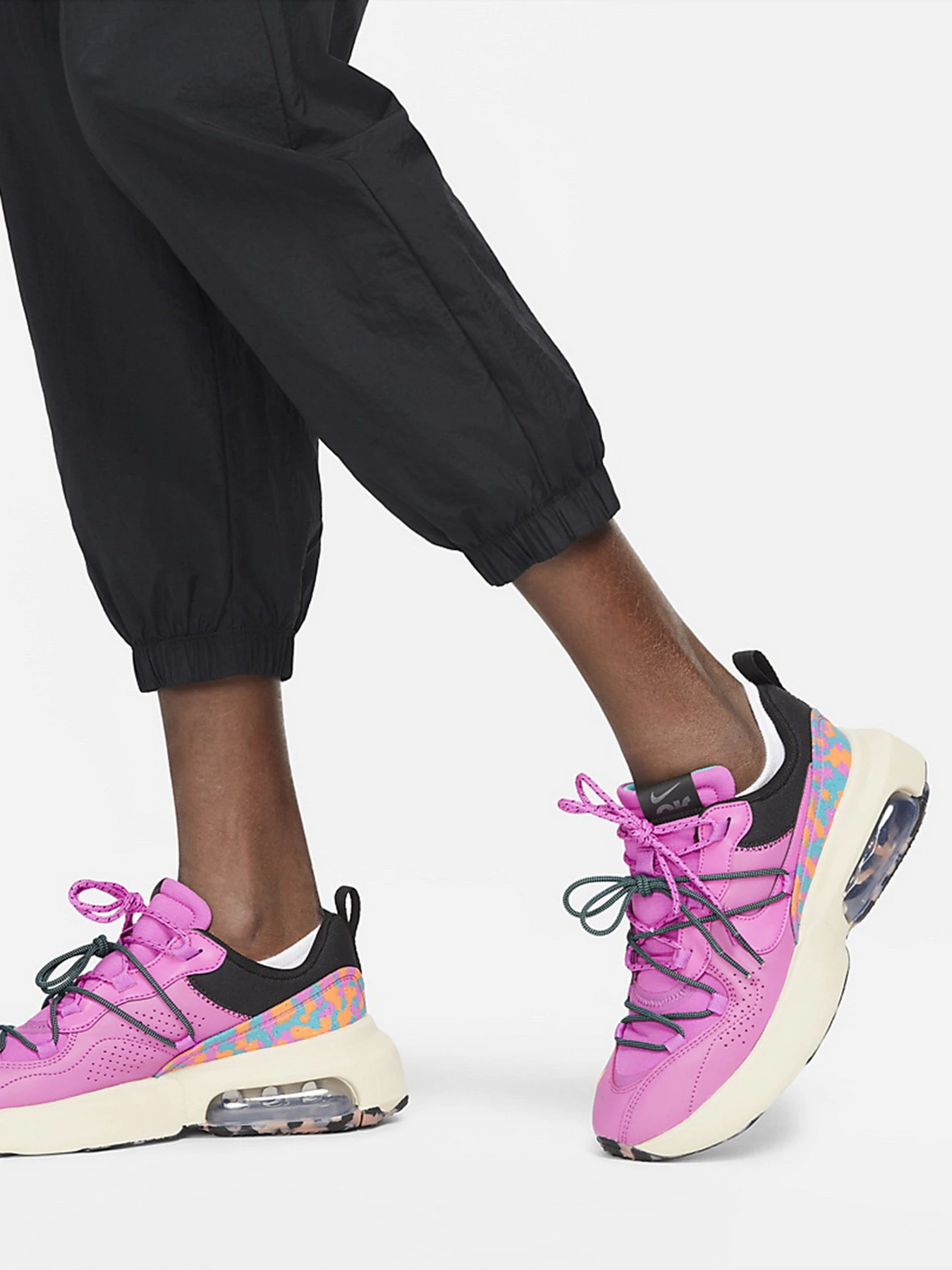 Брюки NIKE Essentials Mid-Rise Woven Pant модель DM6183-010 Брюки NIKE Essentials Mid-Rise Woven Pant модель DM6183-010 Фото
