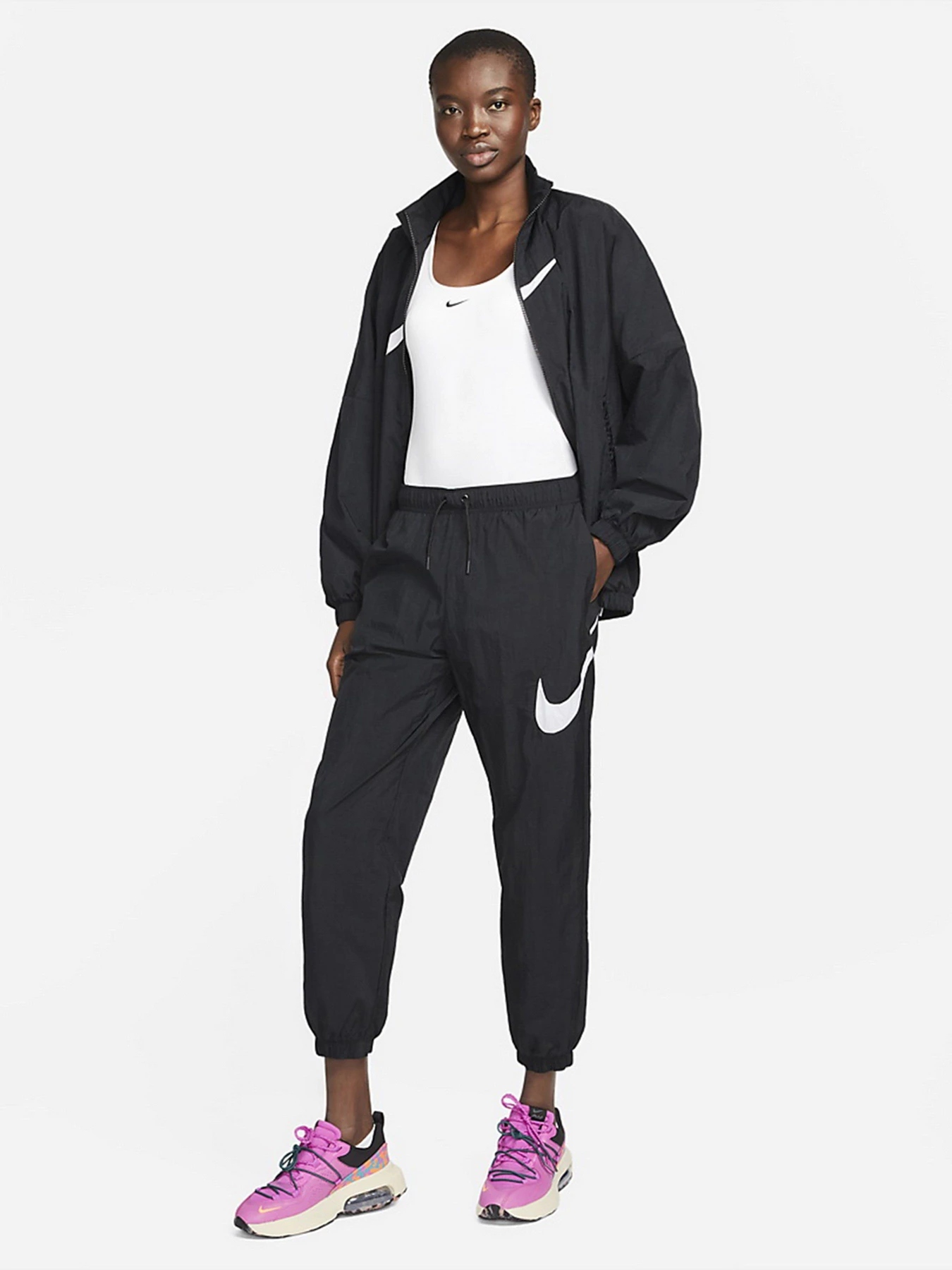 Брюки NIKE Essentials Mid-Rise Woven Pant модель DM6183-010 Брюки NIKE Essentials Mid-Rise Woven Pant модель DM6183-010 Фото