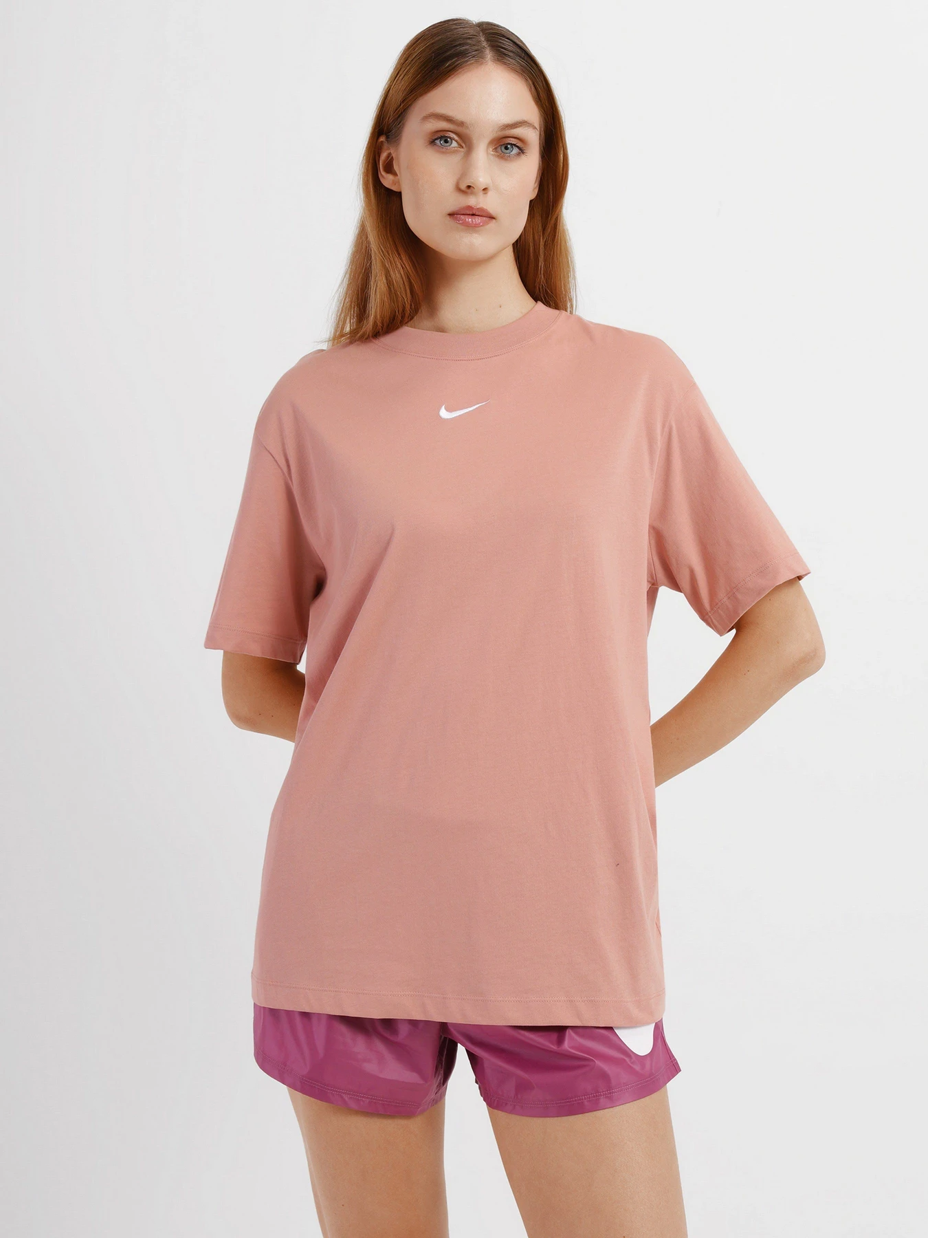Футболки и поло NIKE Sportswear Essentials модель DQ5379-609 Футболки и поло NIKE Sportswear Essentials модель DQ5379-609 Фото