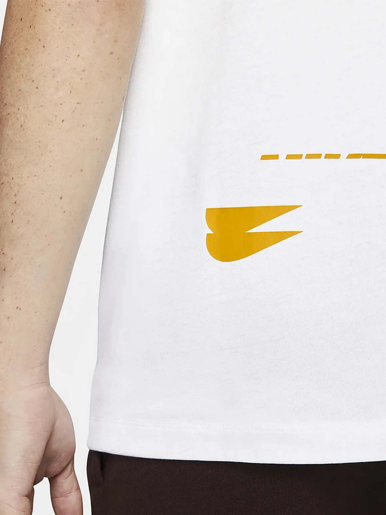 Футболки і поло NIKE Sportswear Ess+ модель DM6377-100 Футболки і поло NIKE Sportswear Ess+ модель DM6377-100 Фото