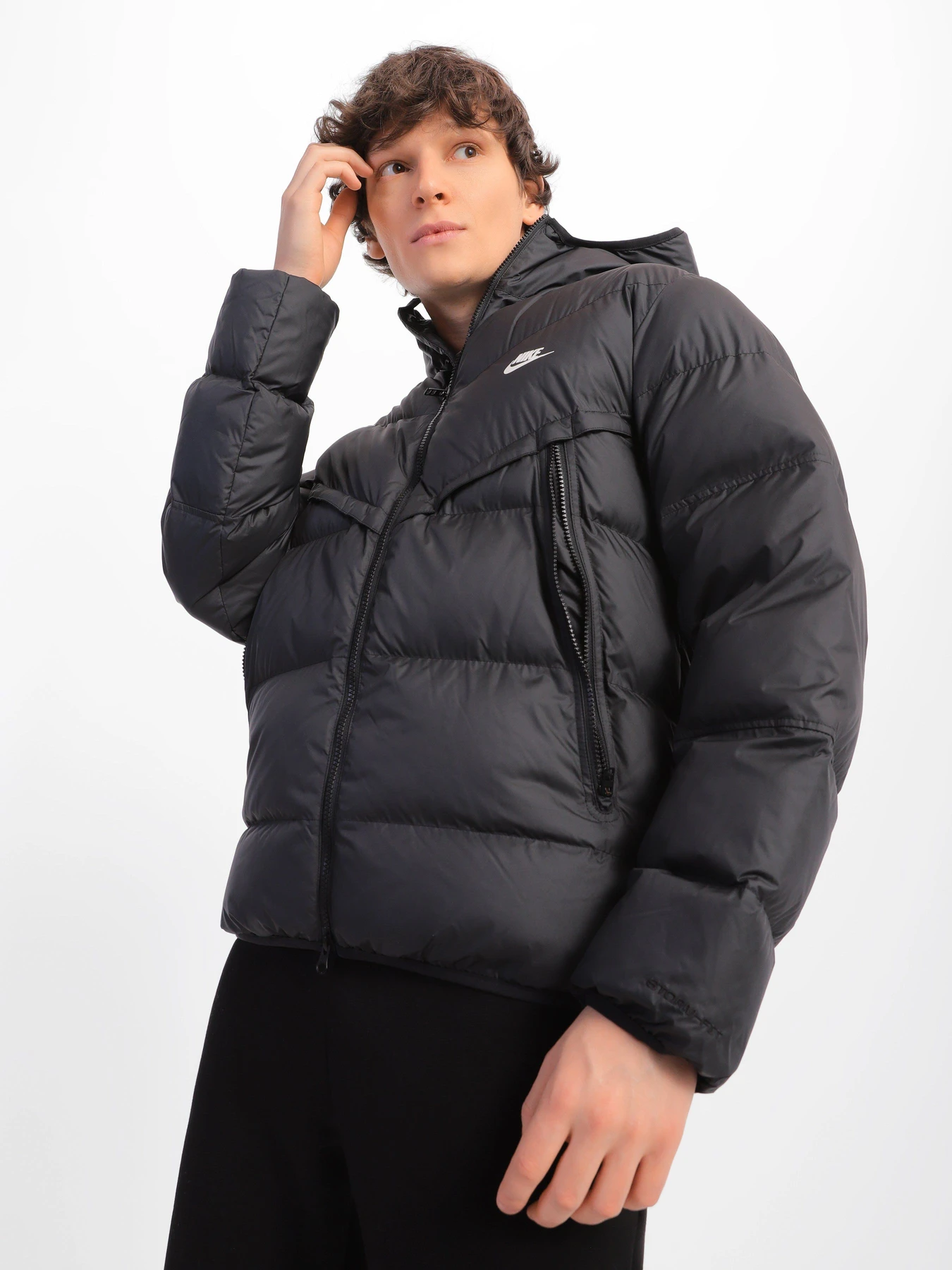 Куртки та дублянки NIKE Storm-FIT Windrunner модель DR9605-010 Фото