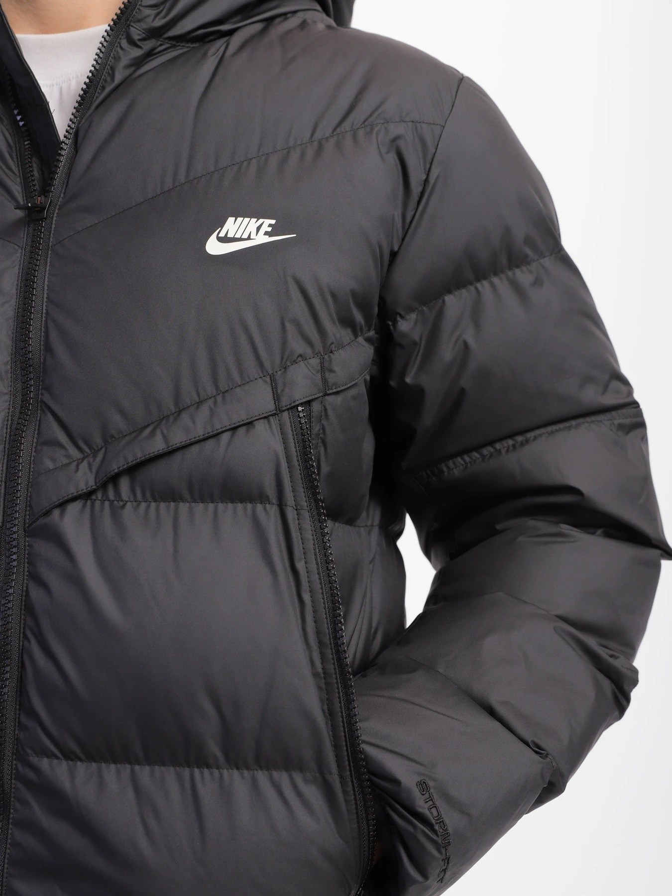 Куртки та дублянки NIKE Storm-FIT Windrunner модель DR9605-010 Фото