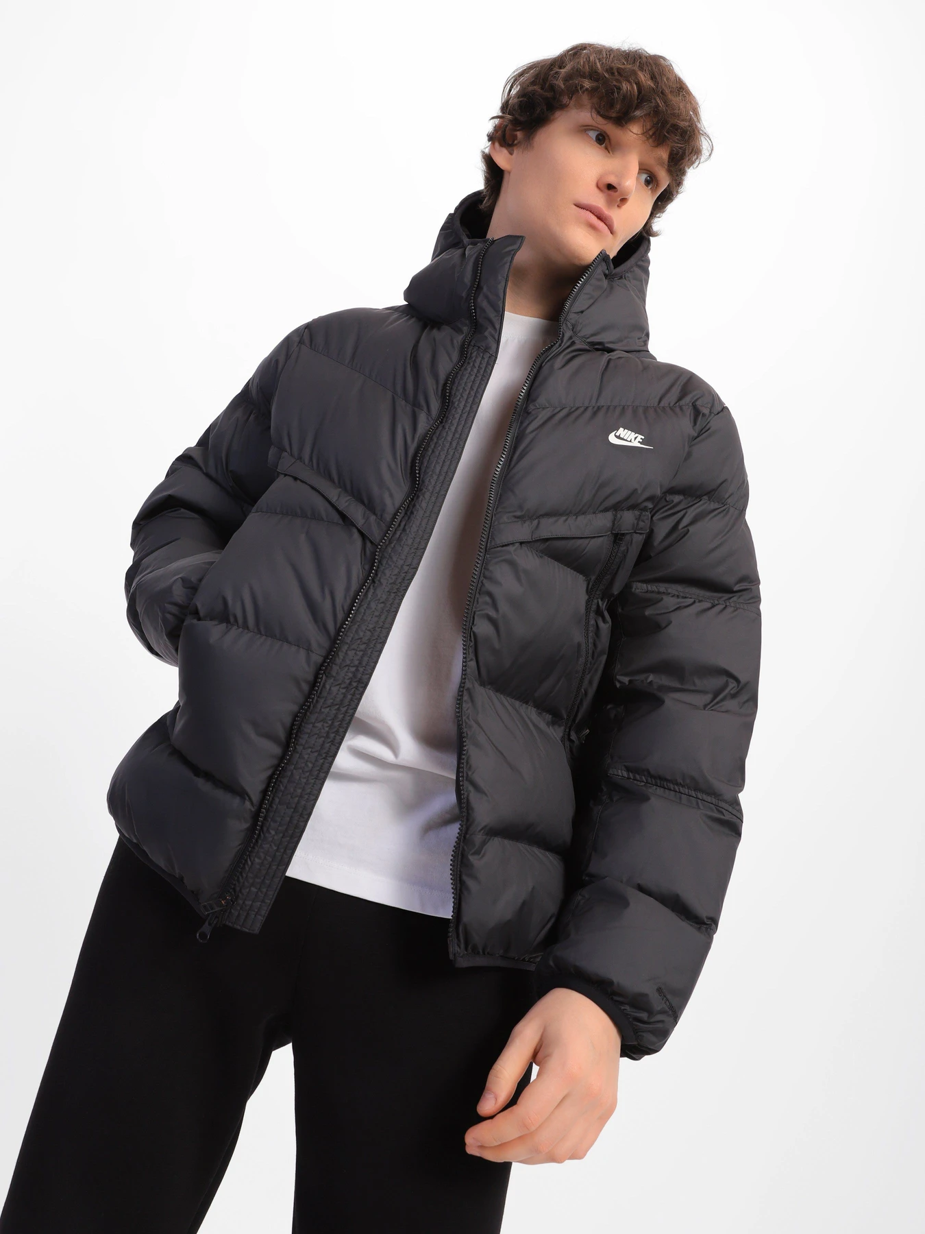 Куртки та дублянки NIKE Storm-FIT Windrunner модель DR9605-010 Фото