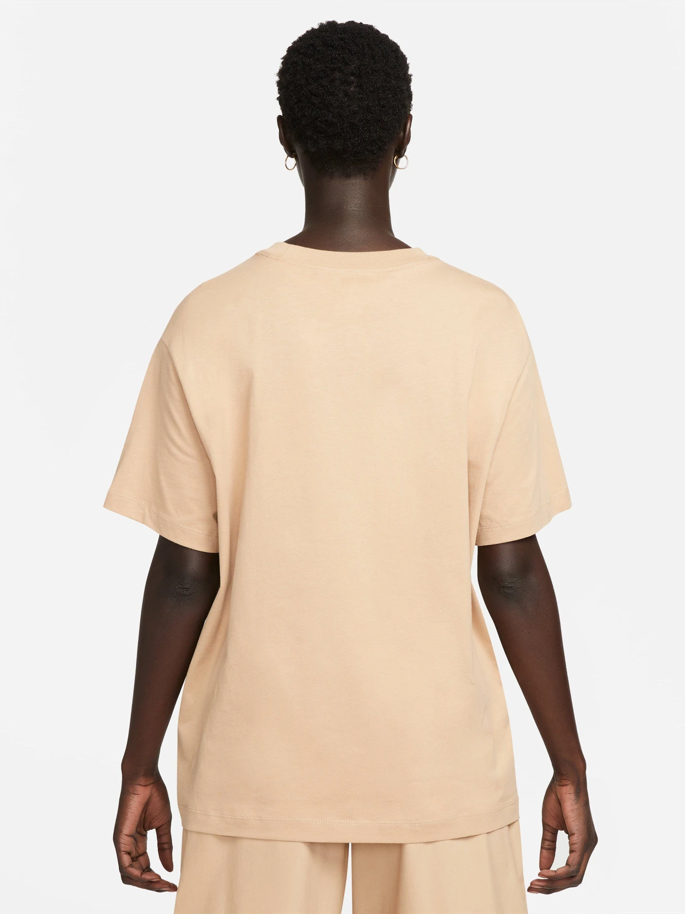 Футболки і поло NIKE Sportswear Essentials модель DN5697-200 Футболки і поло NIKE Sportswear Essentials модель DN5697-200 Фото