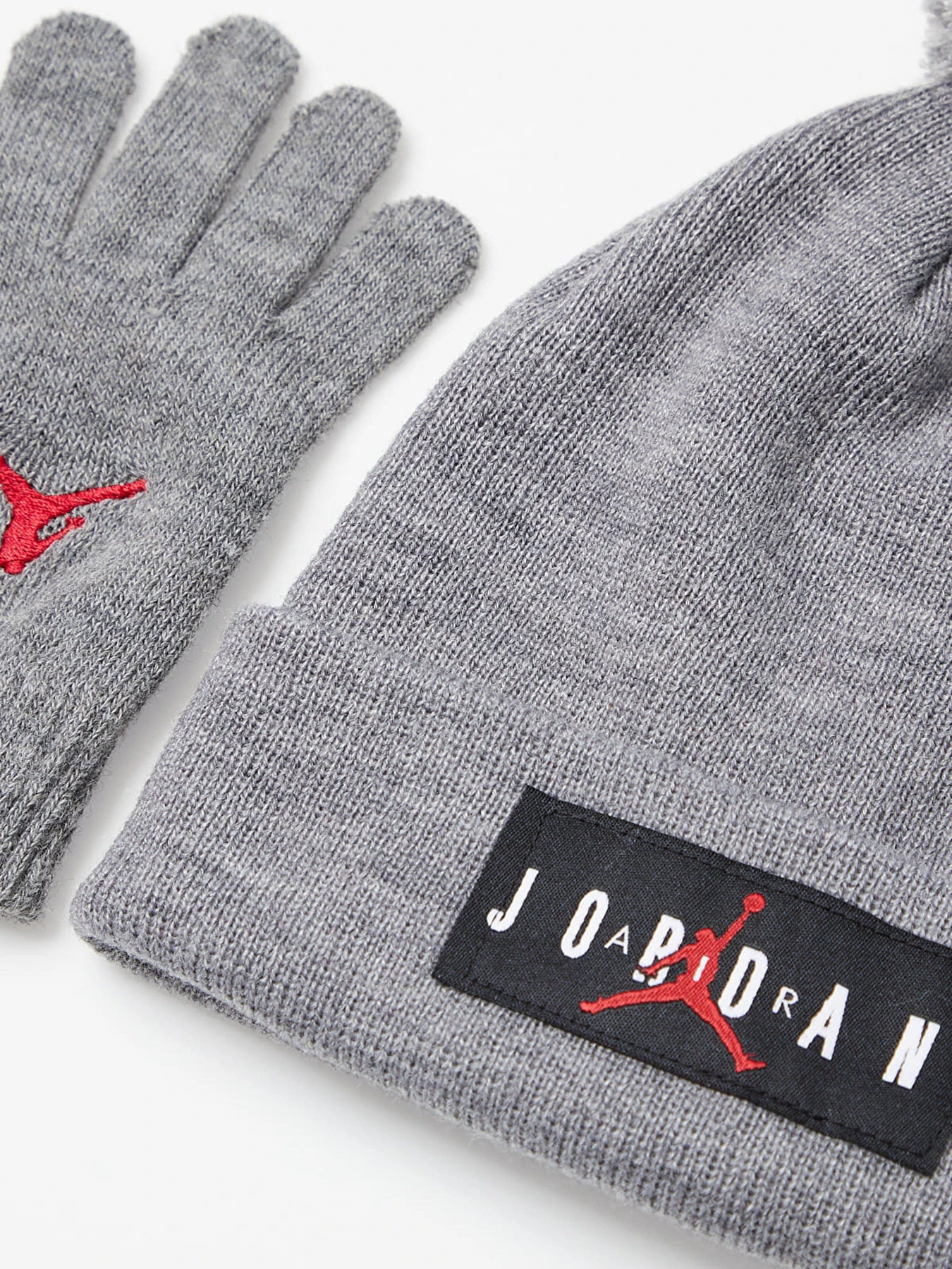 Шапки та кепки NIKE Jan Hbr Pom Beanie Set модель 8A0576-GEH Шапки та кепки NIKE Jan Hbr Pom Beanie Set модель 8A0576-GEH Фото