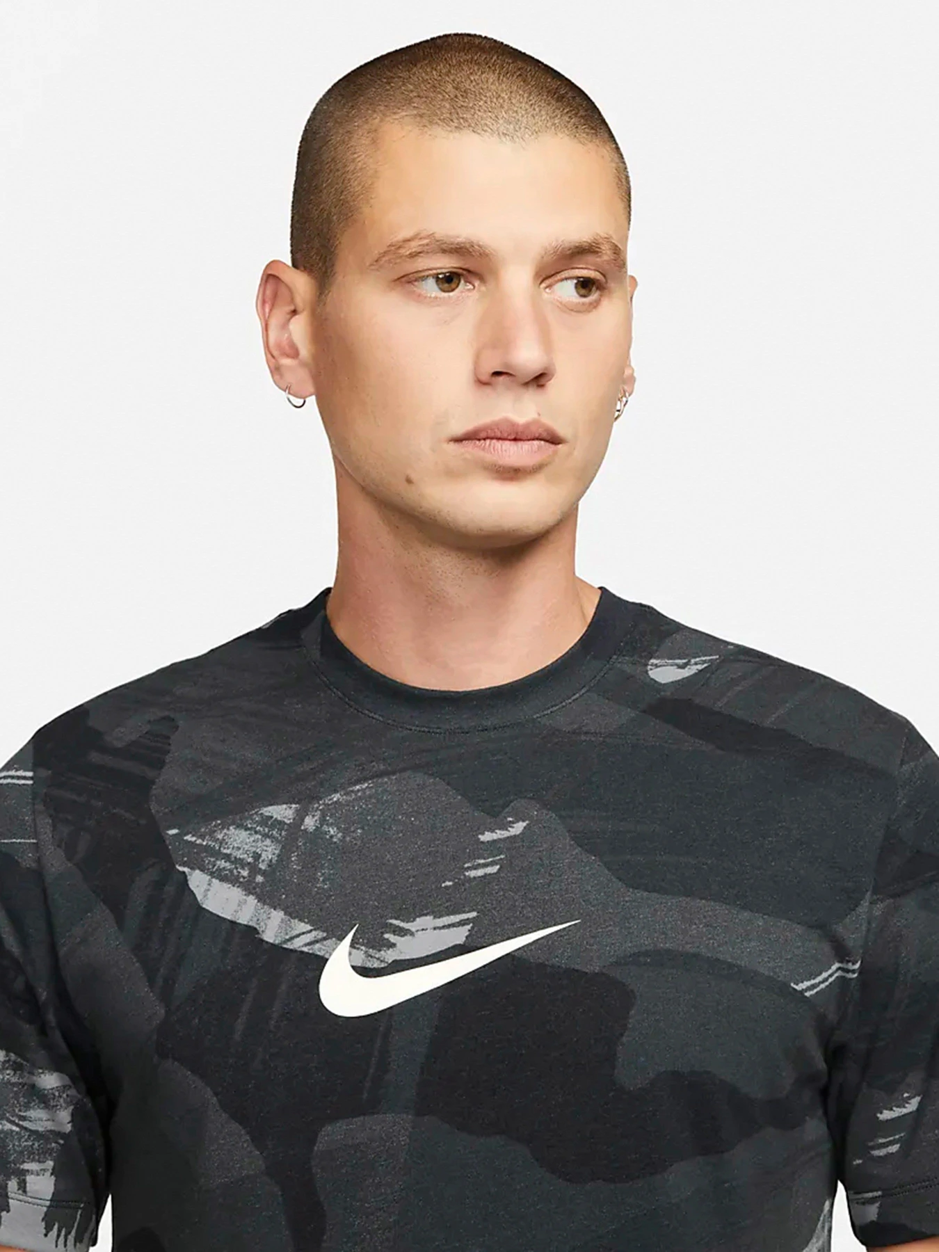 Футболки и поло NIKE Dri-FIT Camo модель DR7571-010 Футболки и поло NIKE Dri-FIT Camo модель DR7571-010 Фото
