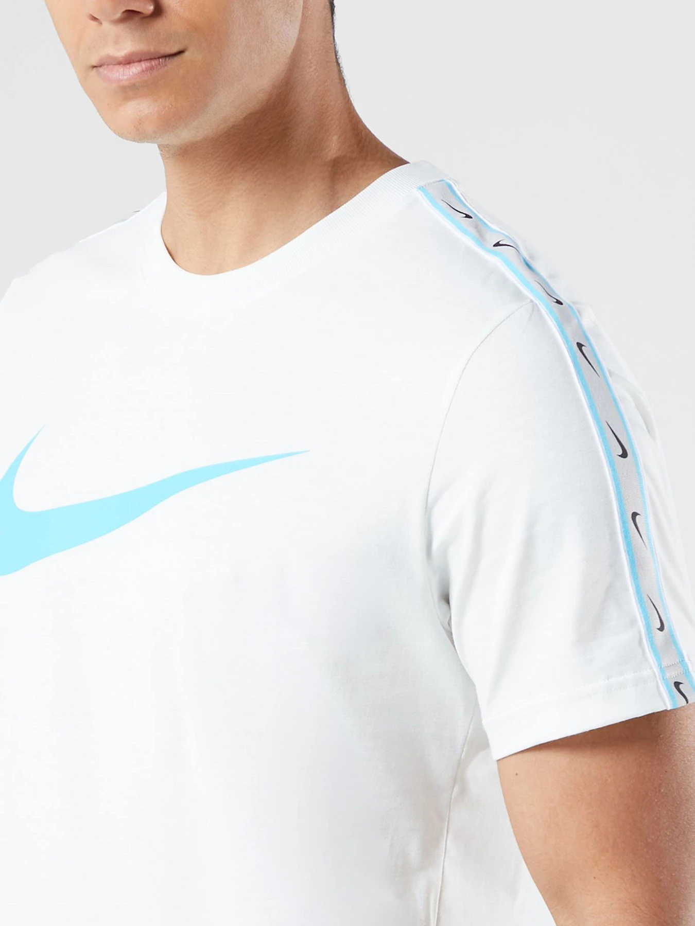 Футболки и поло NIKE Repeat Sw Ss модель DX2032-121 Футболки и поло NIKE Repeat Sw Ss модель DX2032-121 Фото