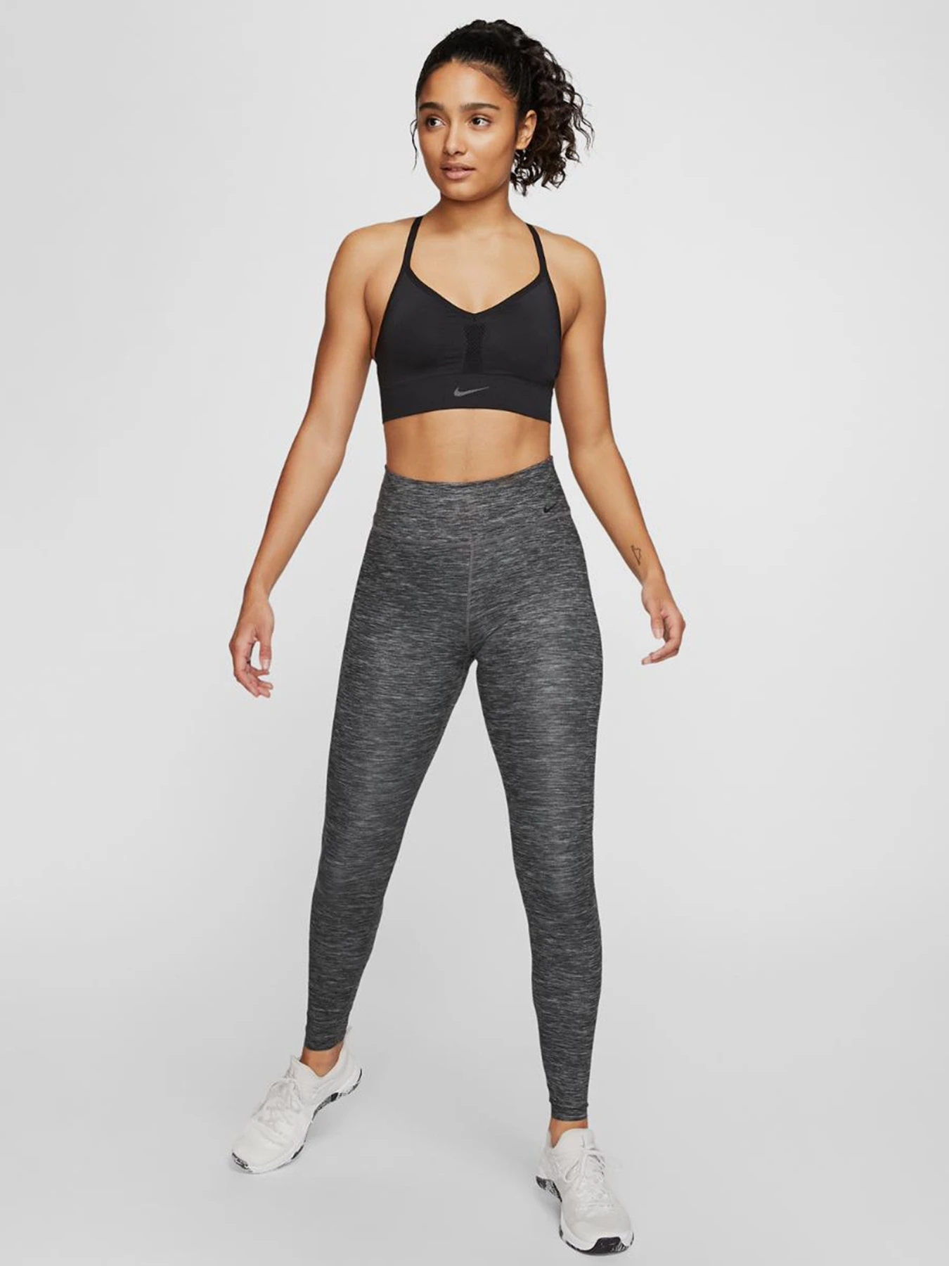 Футболки і поло NIKE Indy Sports модель CJ5875-010 Футболки і поло NIKE Indy Sports модель CJ5875-010 Фото