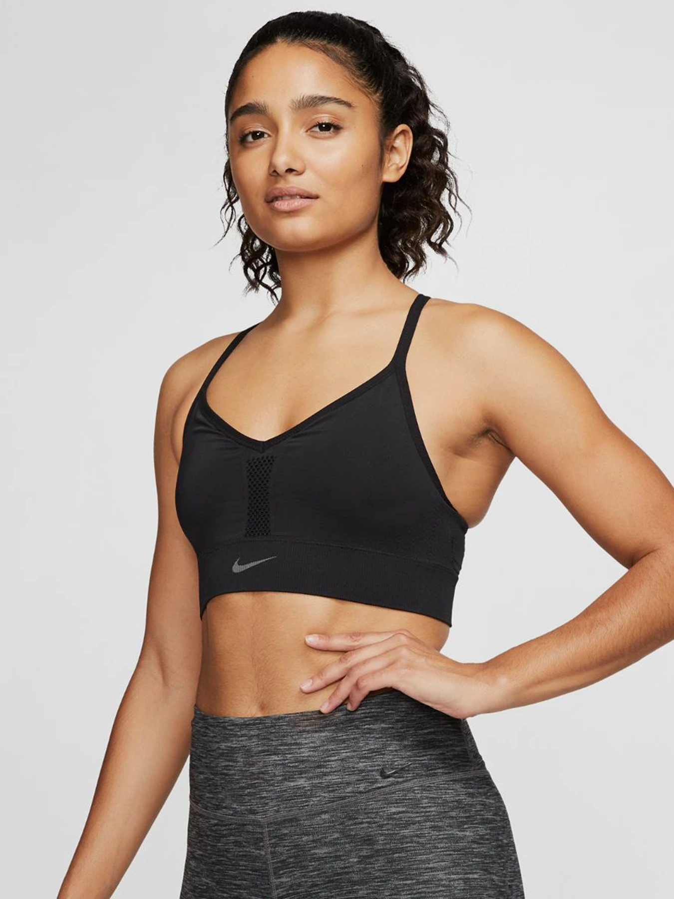 Футболки і поло NIKE Indy Sports модель CJ5875-010 Футболки і поло NIKE Indy Sports модель CJ5875-010 Фото