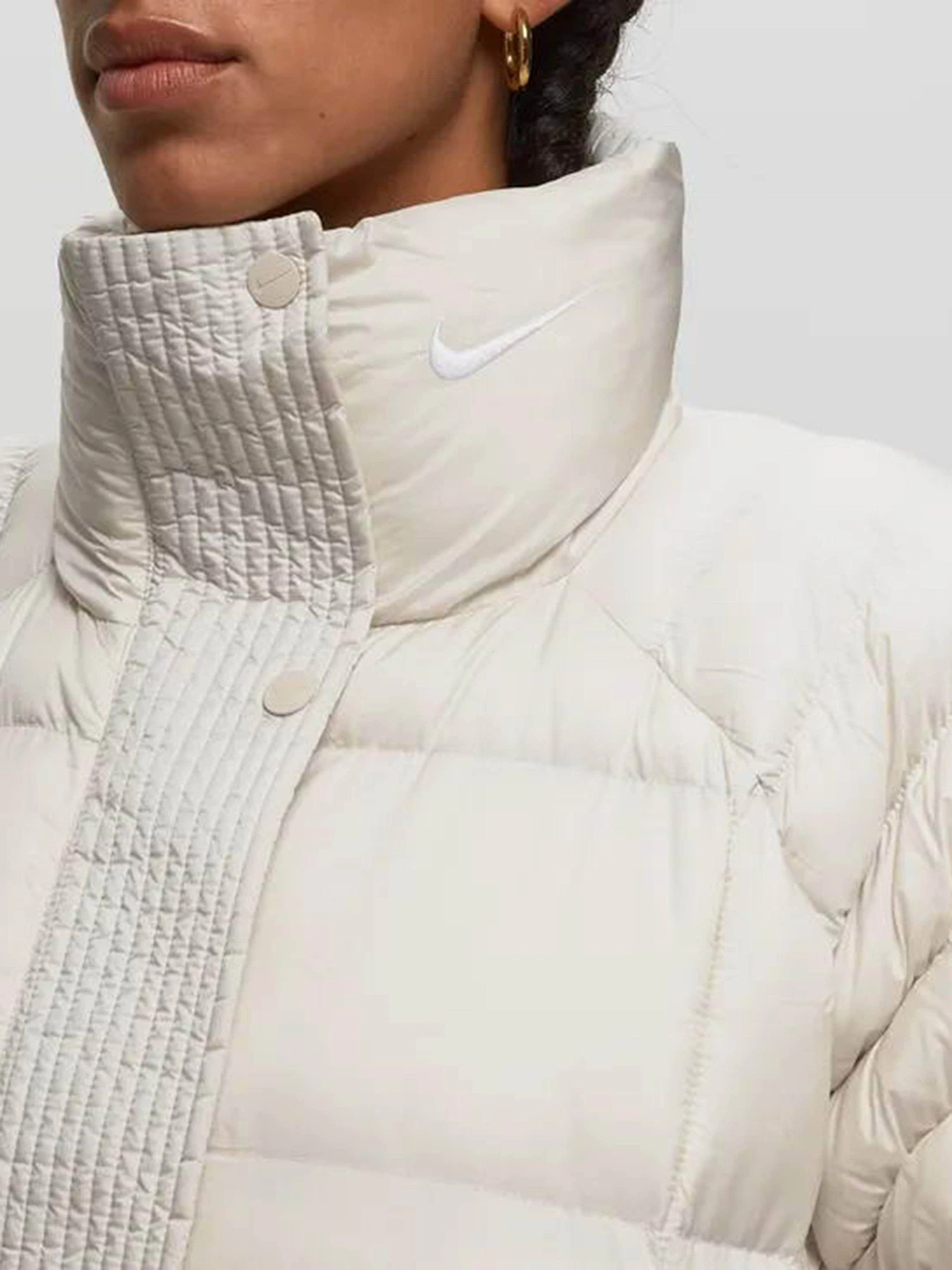 Куртки и дубленки NIKE Sportswear Swoosh Puffer PrimaLoft® модель FB7670-104 Куртки и дубленки NIKE Sportswear Swoosh Puffer PrimaLoft® модель FB7670-104 Фото