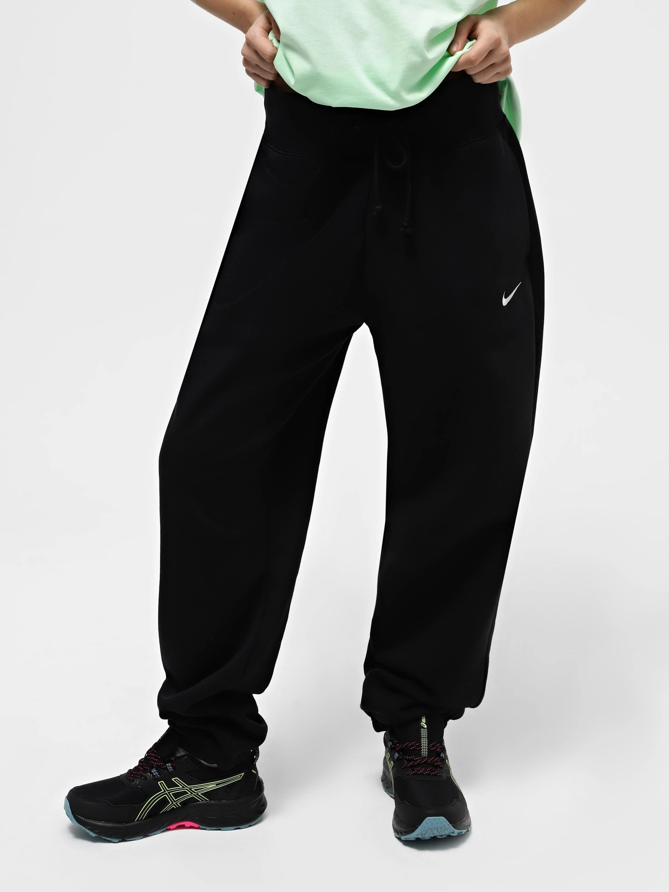 Брюки NIKE PHOENIX FLEECE HIGH-RISE OVERS модель DQ5887-010 Фото