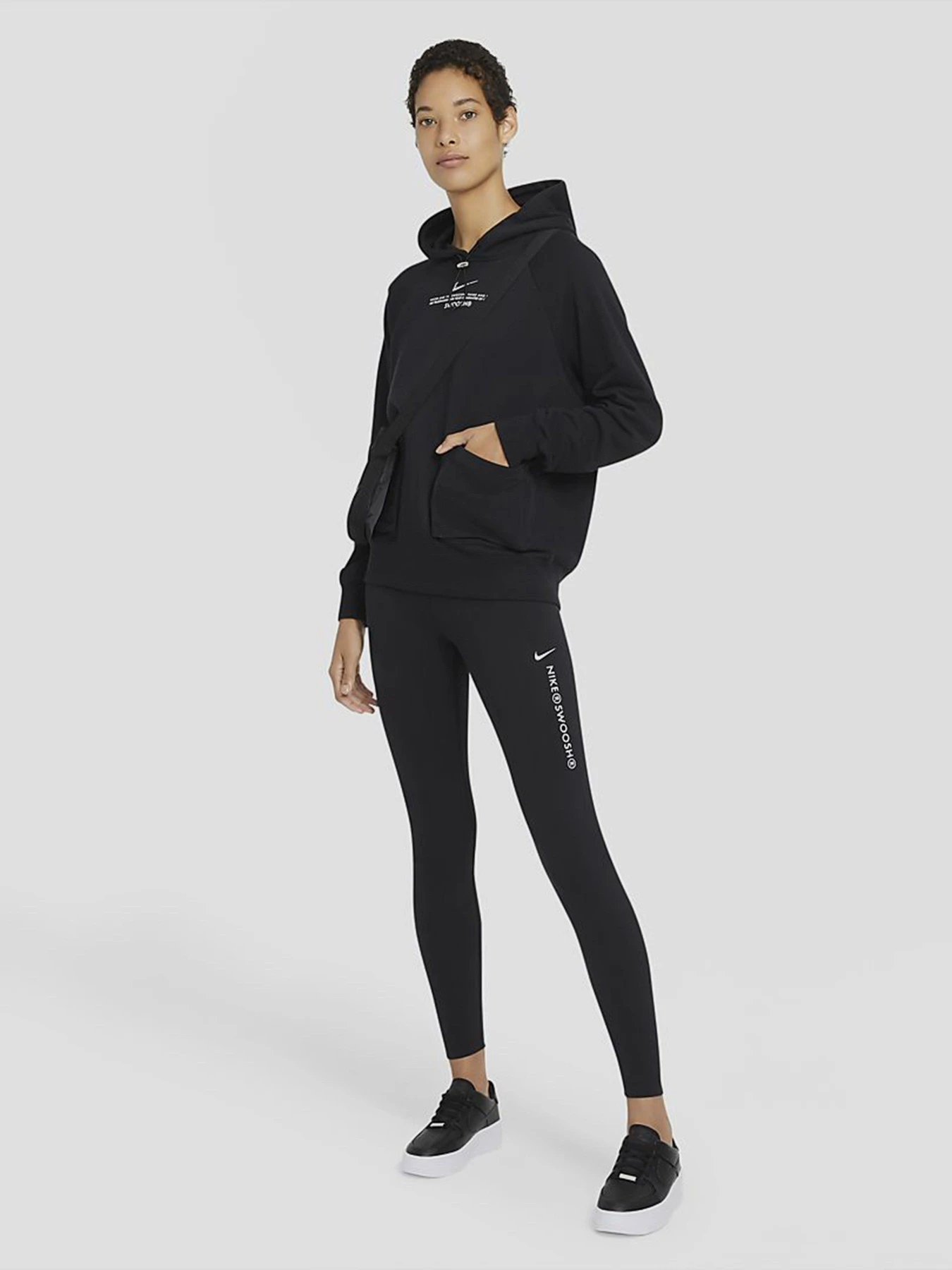 Худи и свитшоты NIKE Sportswear Swoosh модель CZ8896-010 Худи и свитшоты NIKE Sportswear Swoosh модель CZ8896-010 Фото