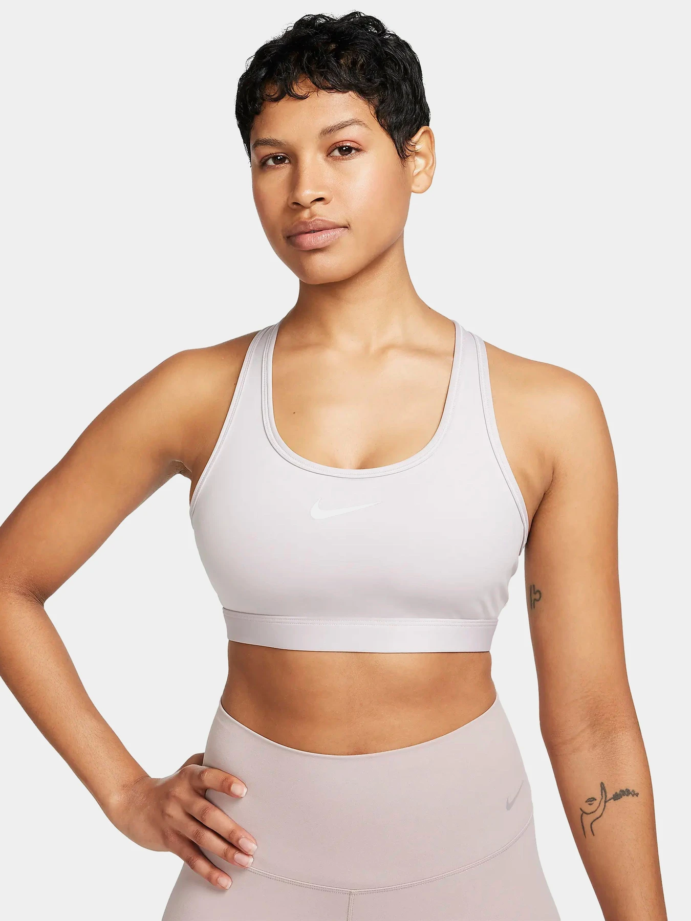 Футболки і поло NIKE SWOOSH MEDIUM SUPPORT модель DX6821-019 Футболки і поло NIKE SWOOSH MEDIUM SUPPORT модель DX6821-019 Фото