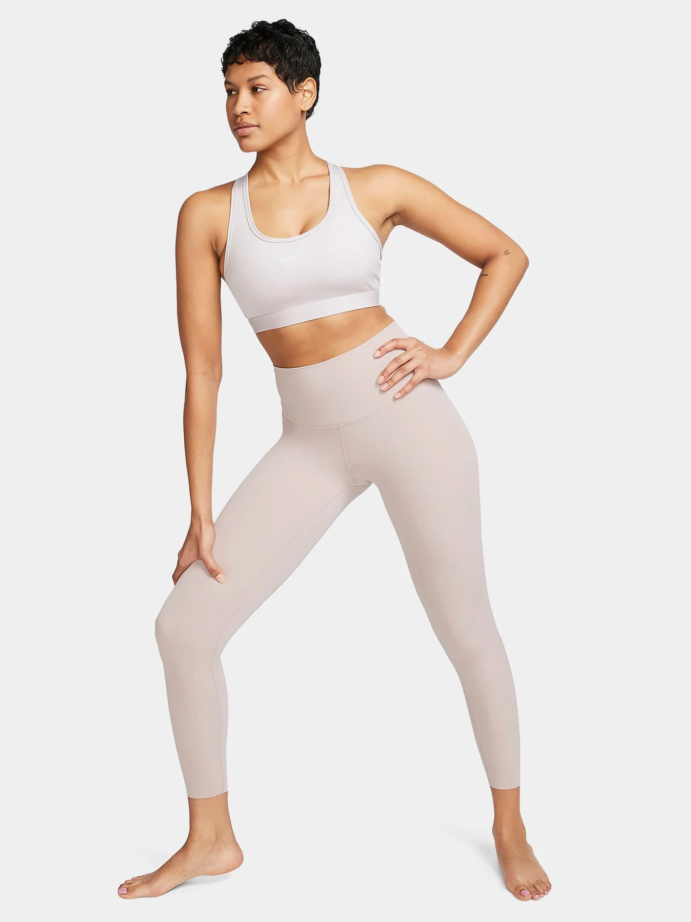 Футболки і поло NIKE SWOOSH MEDIUM SUPPORT модель DX6821-019 Футболки і поло NIKE SWOOSH MEDIUM SUPPORT модель DX6821-019 Фото