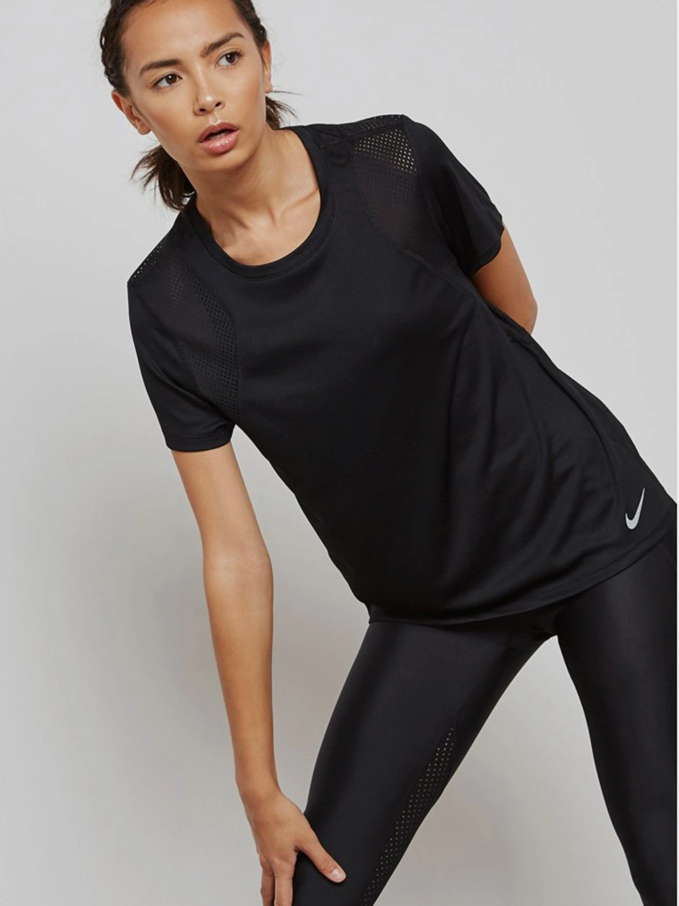 Футболки і поло NIKE Run модель 890353-010 Футболки і поло NIKE Run модель 890353-010 Фото