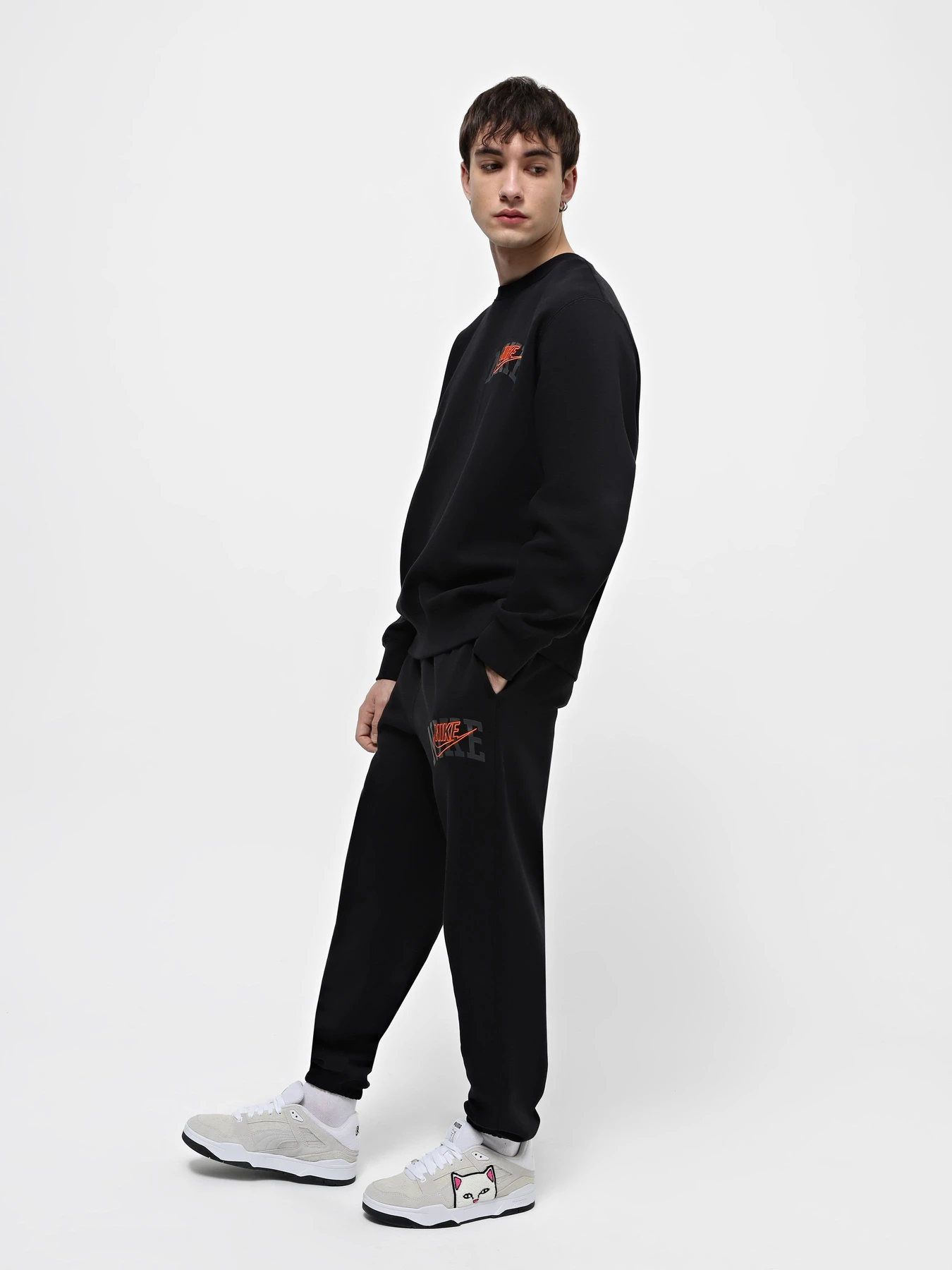 Штани NIKE CLUB FLEECE CUFFED модель FV4453-010 Штани NIKE CLUB FLEECE CUFFED модель FV4453-010 Фото