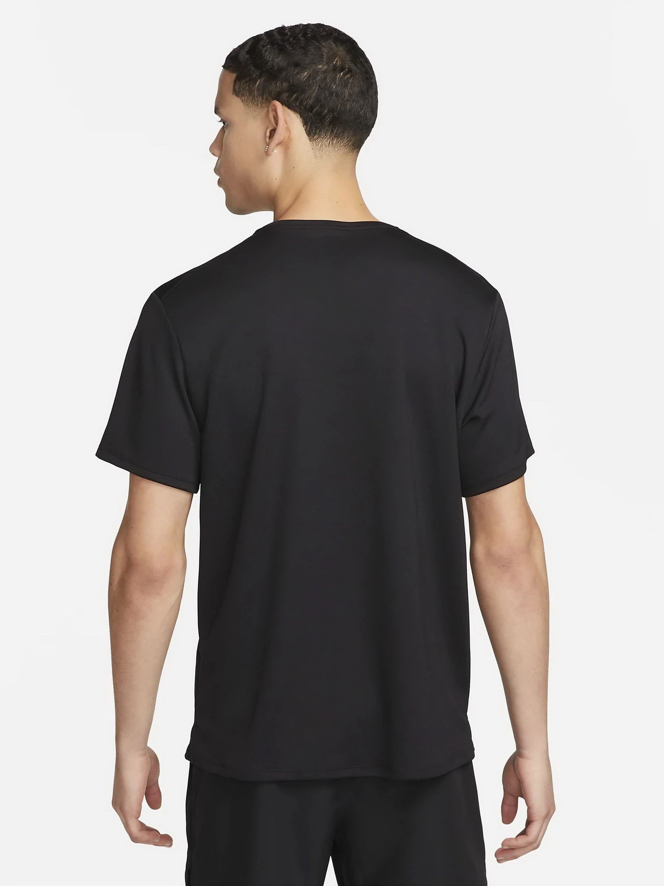 Футболки и поло NIKE DRI-FIT UV MILER модель DV9315-010 Фото