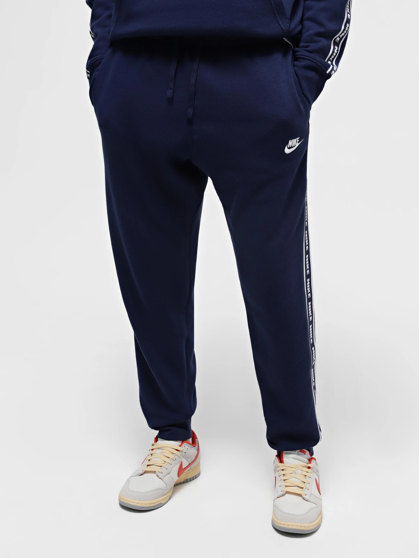 Костюмы NIKE CLUB FLEECE GRAPHIC HOODED модель FB7296-410 Костюмы NIKE CLUB FLEECE GRAPHIC HOODED модель FB7296-410 Фото