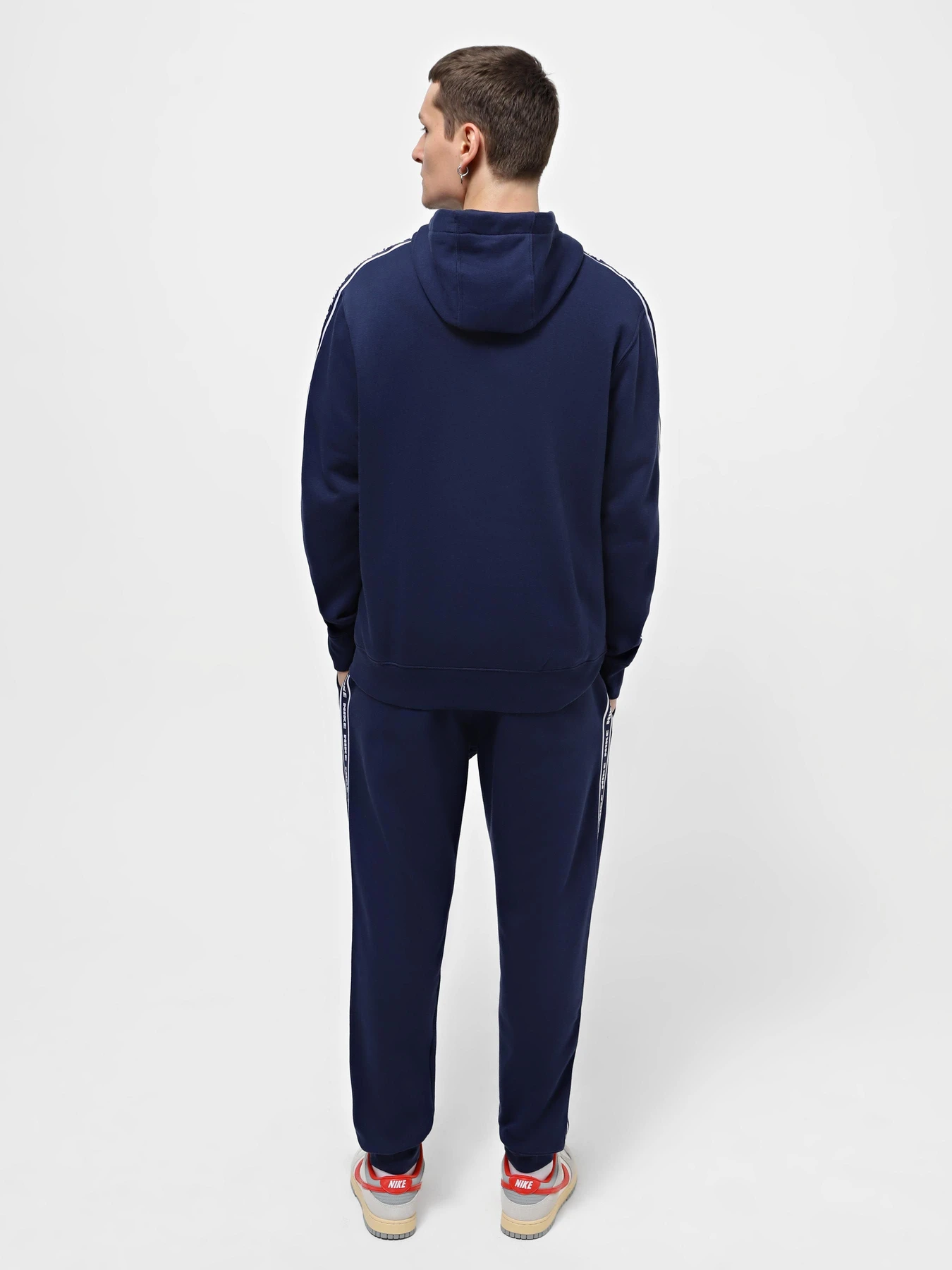 Костюмы NIKE CLUB FLEECE GRAPHIC HOODED модель FB7296-410 Костюмы NIKE CLUB FLEECE GRAPHIC HOODED модель FB7296-410 Фото