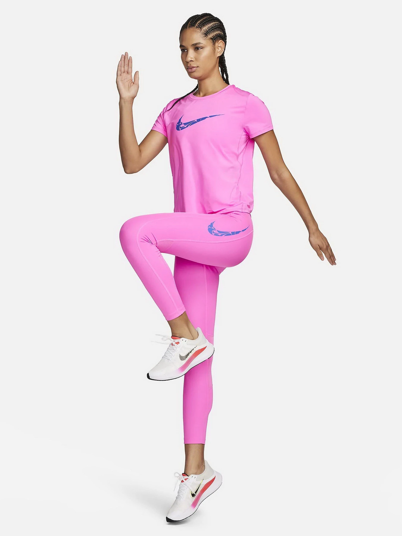 Футболки и поло NIKE NIKE ONE SWSH HBR DF SS TOP модель FN2618-675 Фото