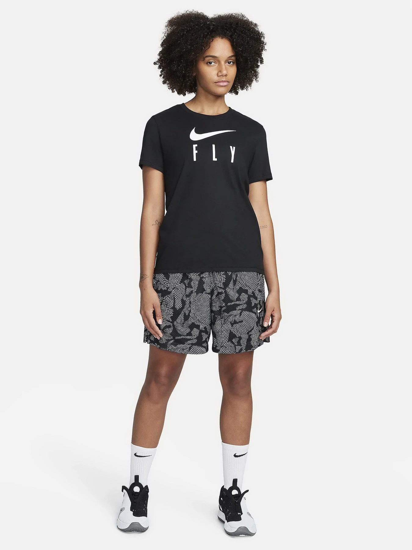 Футболки і поло NIKE DF SWOOSH FLY GRX TEE модель FQ6606-010 Футболки і поло NIKE DF SWOOSH FLY GRX TEE модель FQ6606-010 Фото