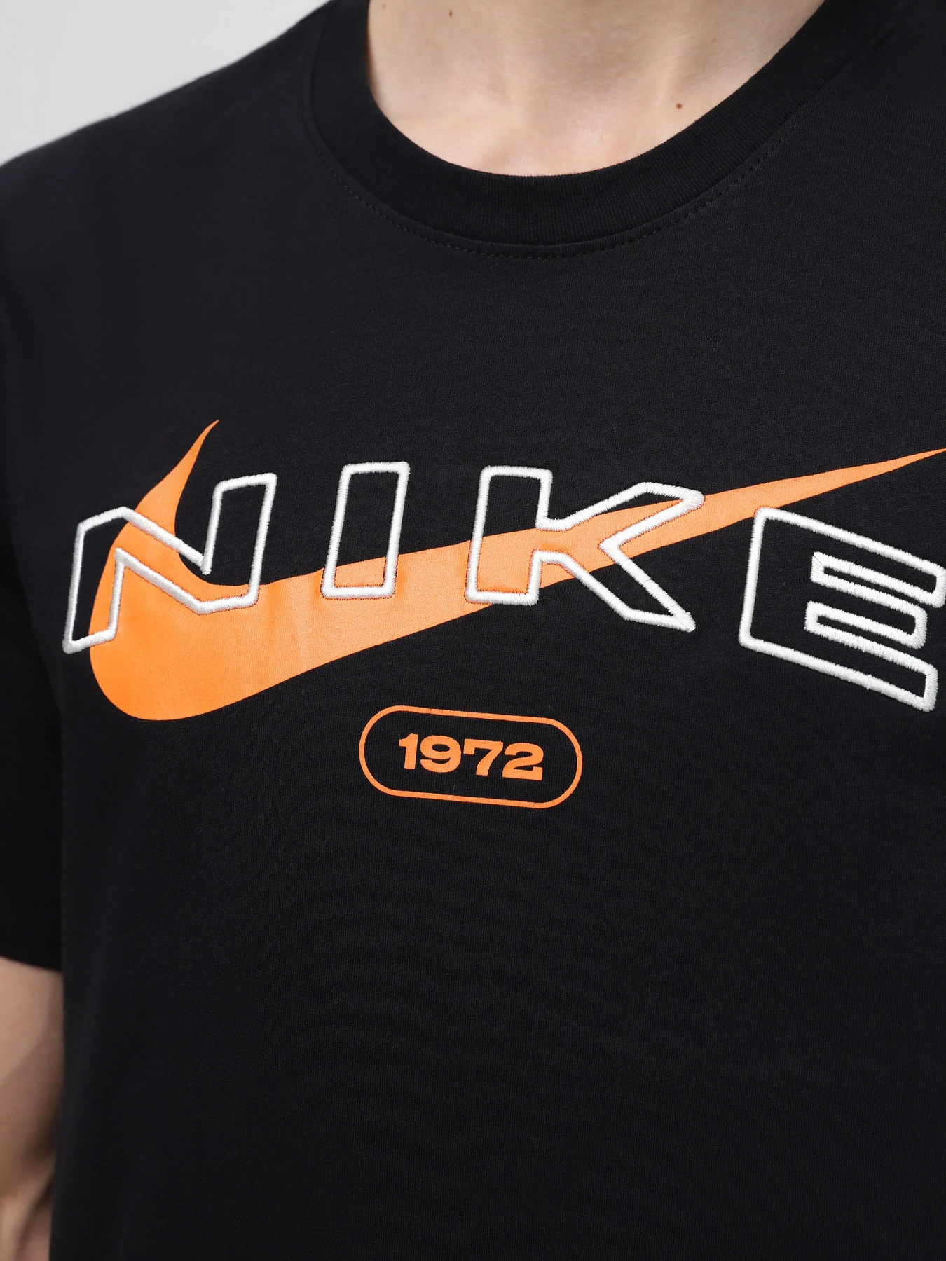 Футболки і поло NIKE SPORTSWEAR TEE CLUB модель FV5711-010 Футболки і поло NIKE SPORTSWEAR TEE CLUB модель FV5711-010 Фото