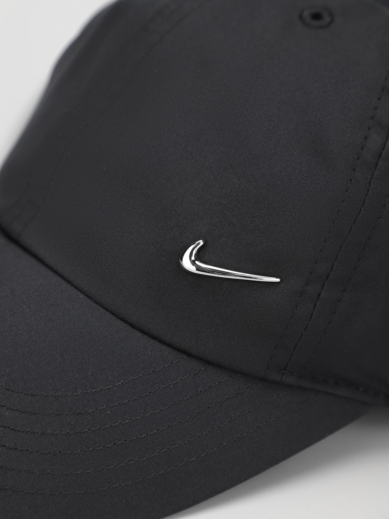 Шапки та кепки NIKE CLUB US CB MTSWSH модель FB5064-010 Шапки та кепки NIKE CLUB US CB MTSWSH модель FB5064-010 Фото