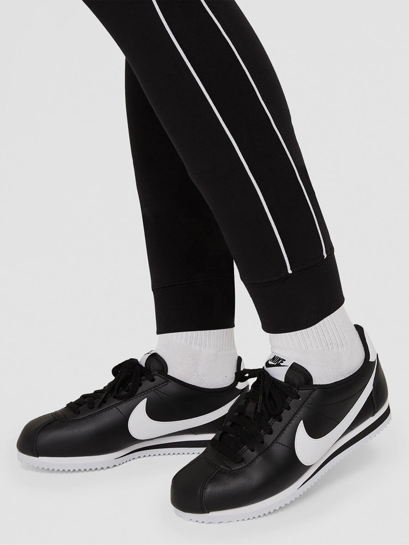 Штани NIKE Sportswear Millenium Fleece модель CZ8340-010 Штани NIKE Sportswear Millenium Fleece модель CZ8340-010 Фото