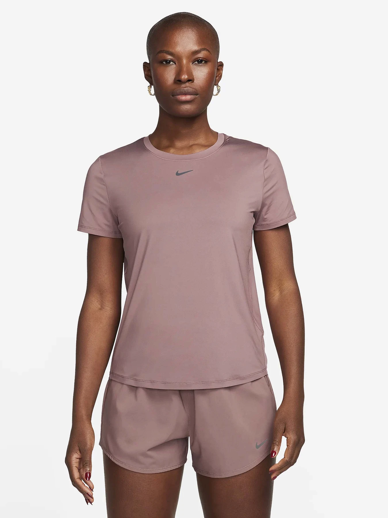 Футболки и поло NIKE ONE CLASSIC DF SS модель FN2798-208 Футболки и поло NIKE ONE CLASSIC DF SS модель FN2798-208 Фото