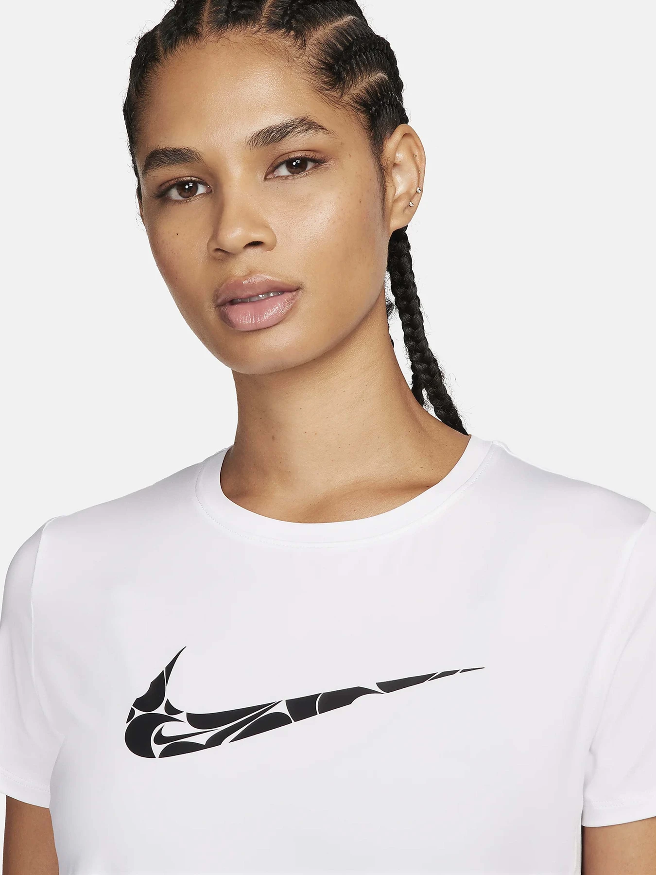 Футболки и поло NIKE DRI-FIT ONE SWOOSH модель FN2618-100 Футболки и поло NIKE DRI-FIT ONE SWOOSH модель FN2618-100 Фото