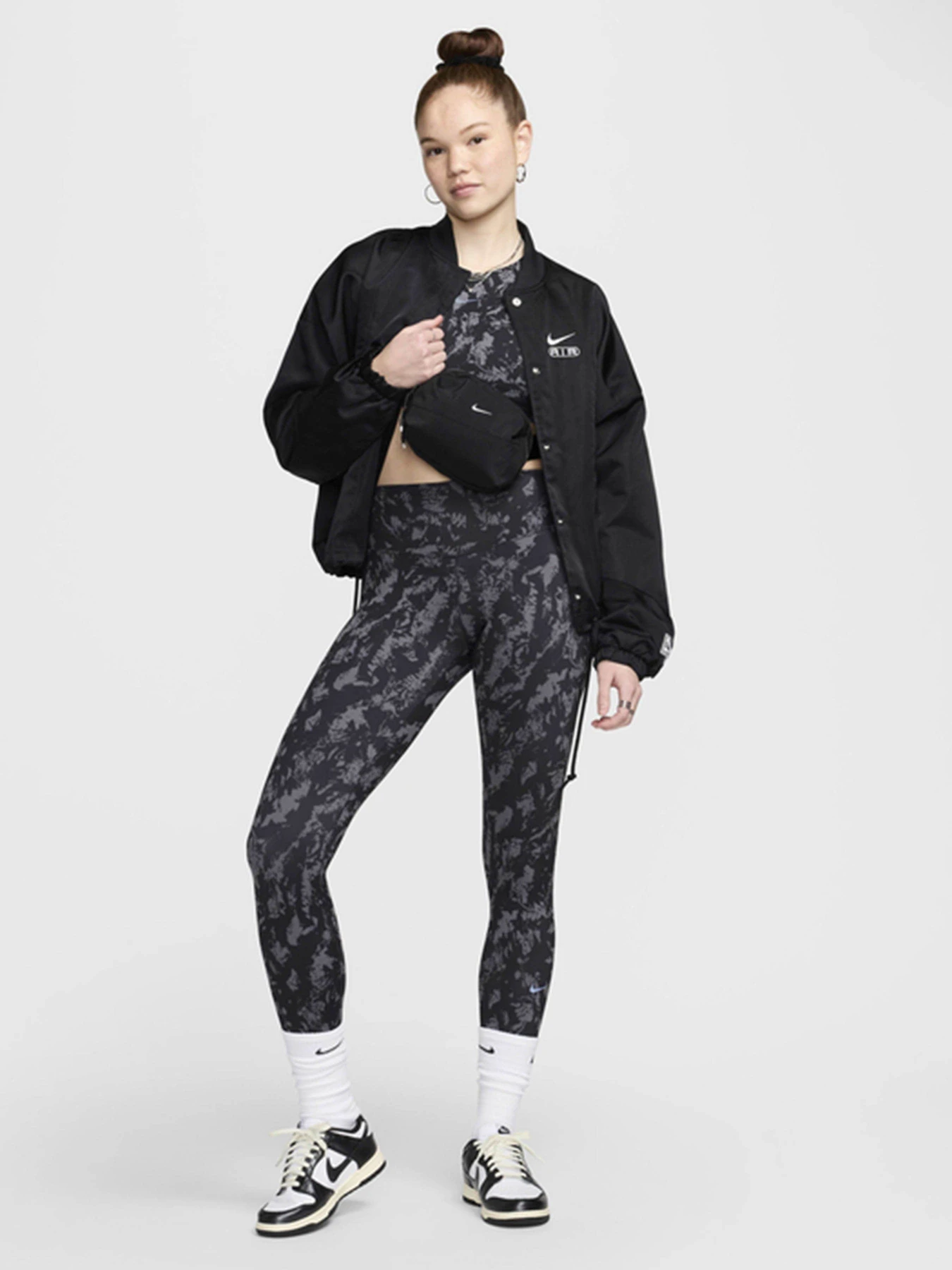 Штани NIKE ONE модель FZ3229-010 Штани NIKE ONE модель FZ3229-010 Фото