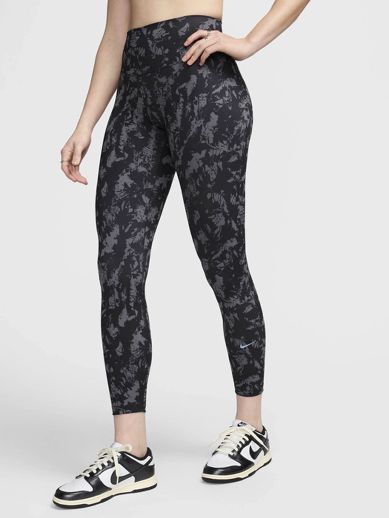 Штани NIKE ONE модель FZ3229-010 Штани NIKE ONE модель FZ3229-010 Фото