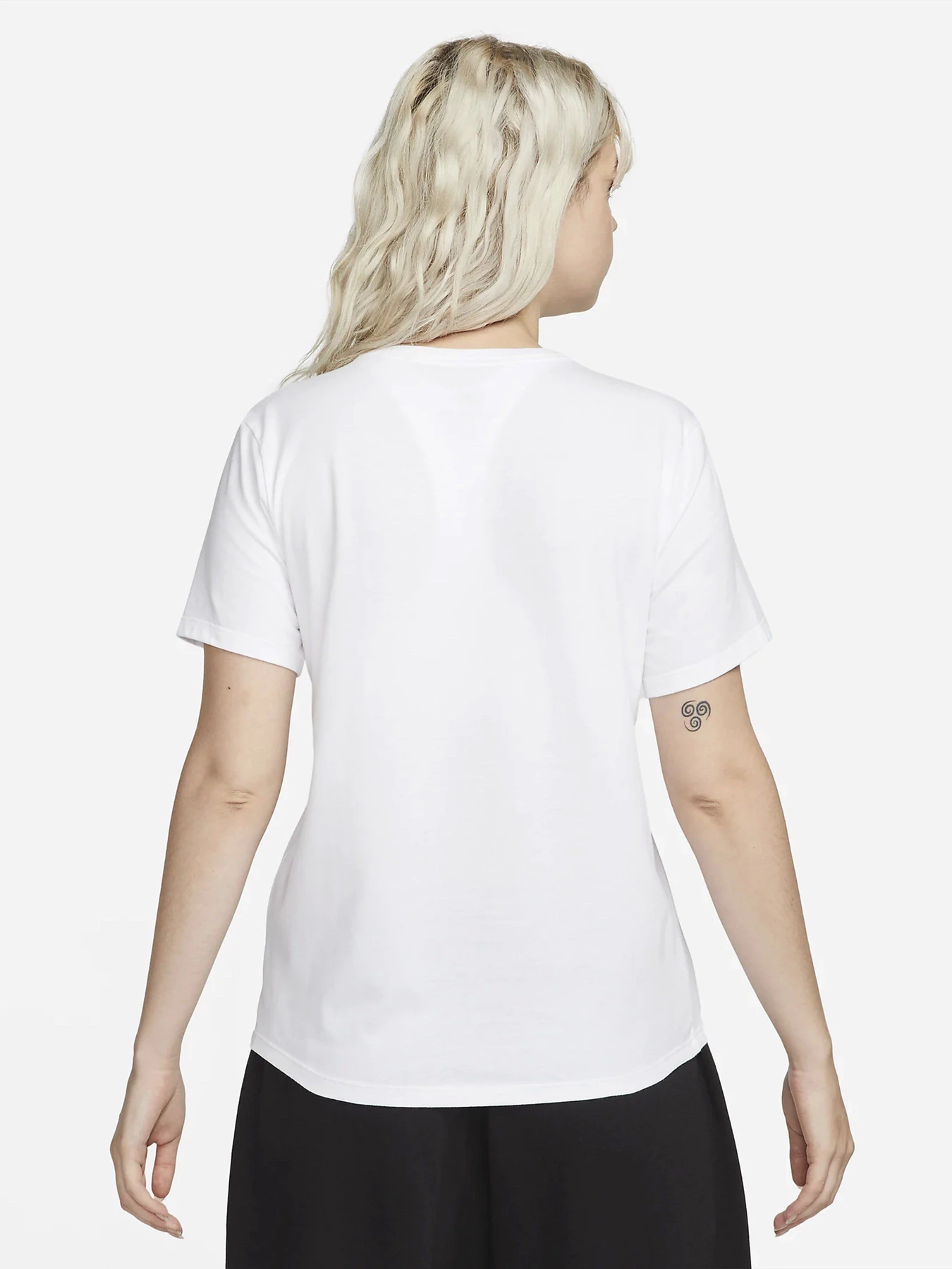 Футболки і поло NIKE SPORTSWEAR CLUB ESSENTIALS модель DX7902-100 Футболки і поло NIKE SPORTSWEAR CLUB ESSENTIALS модель DX7902-100 Фото