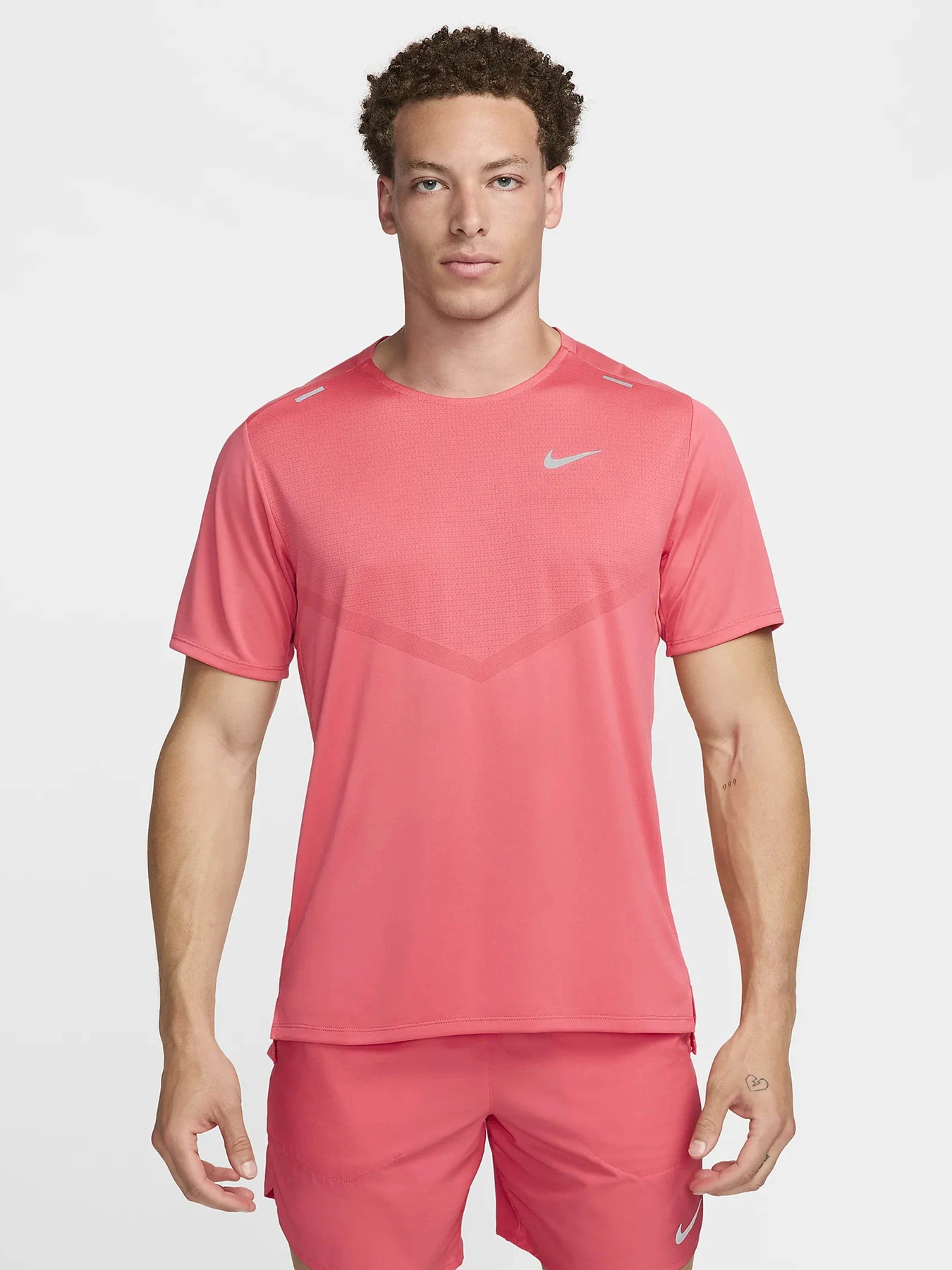 Футболки и поло NIKE RISE 365 модель CZ9184-629 Футболки и поло NIKE RISE 365 модель CZ9184-629 Фото