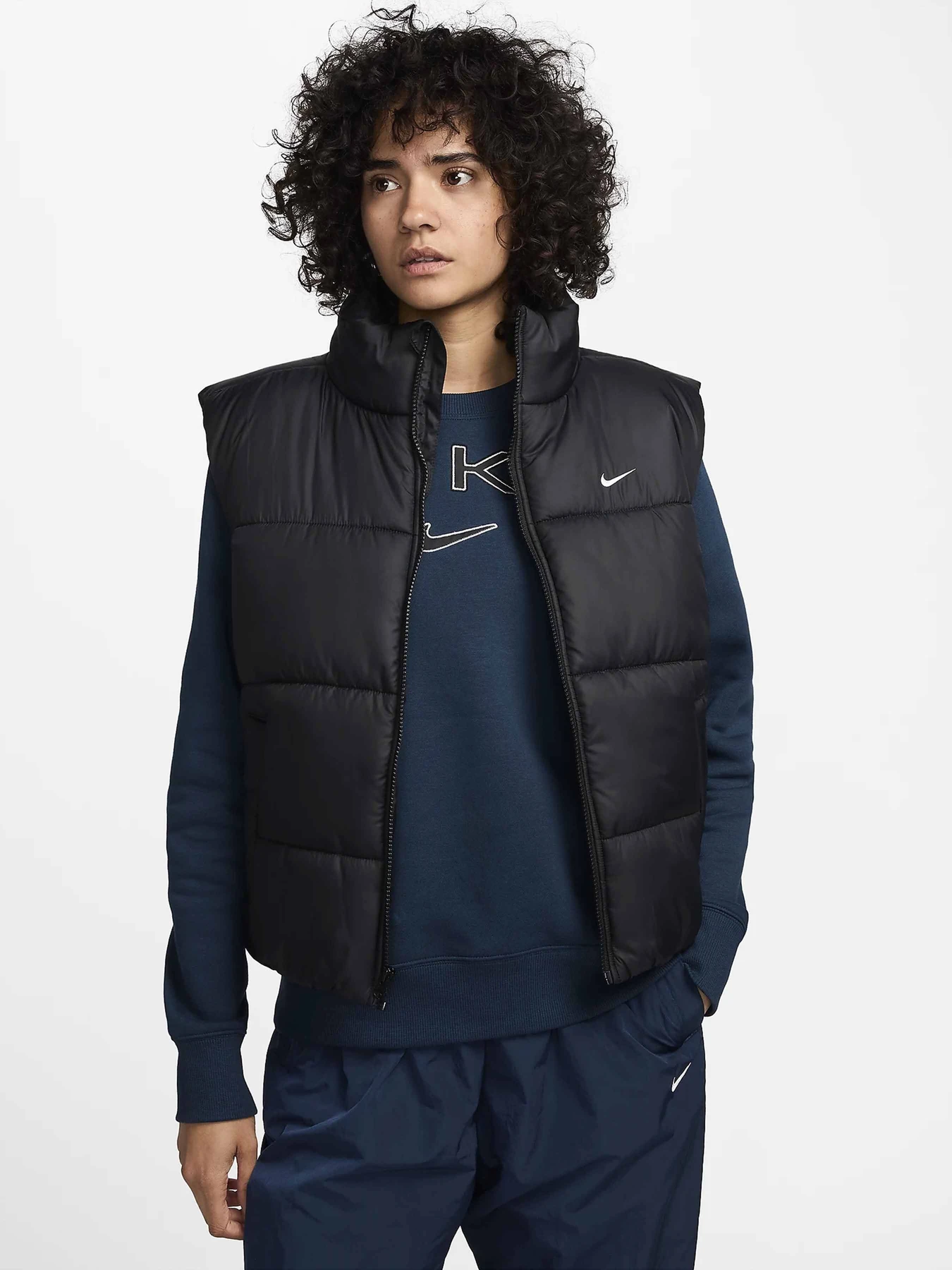 Куртки та дублянки NIKE SPORTSWEAR CLASSIC PUFFER THER модель FZ5922-010 Фото
