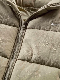 Куртки та дублянки NIKE SPORTSWEAR CLASSIC PUFFER THER модель FZ5922-320 Фото