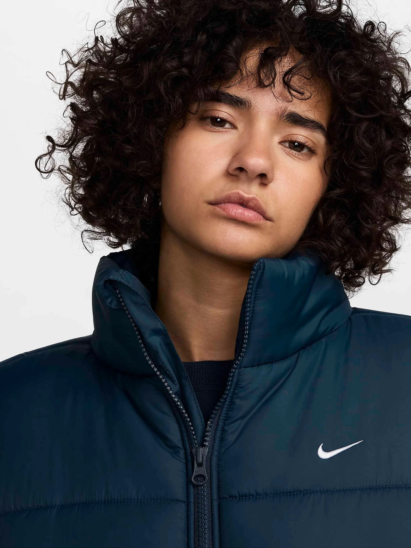 Куртки та дублянки NIKE SPORTSWEAR CLASSIC PUFFER THER модель FZ5922-478 Фото