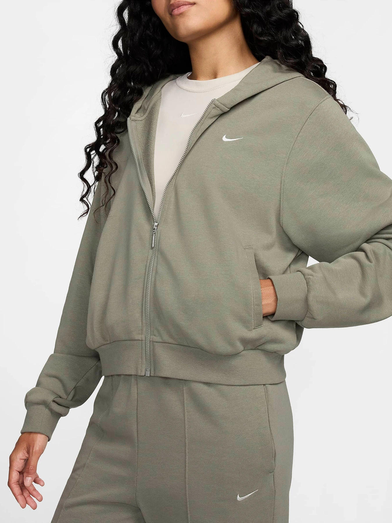Худі та світшоти NIKE SPORTSWEAR CHILL TERRY модель FN2415-320 Худі та світшоти NIKE SPORTSWEAR CHILL TERRY модель FN2415-320 Фото