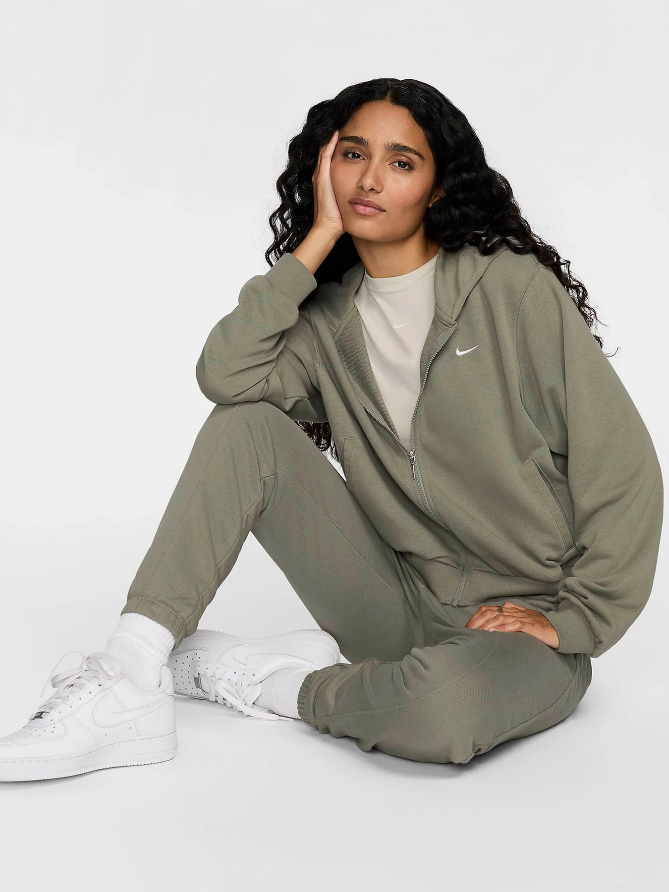 Худі та світшоти NIKE SPORTSWEAR CHILL TERRY модель FN2415-320 Худі та світшоти NIKE SPORTSWEAR CHILL TERRY модель FN2415-320 Фото