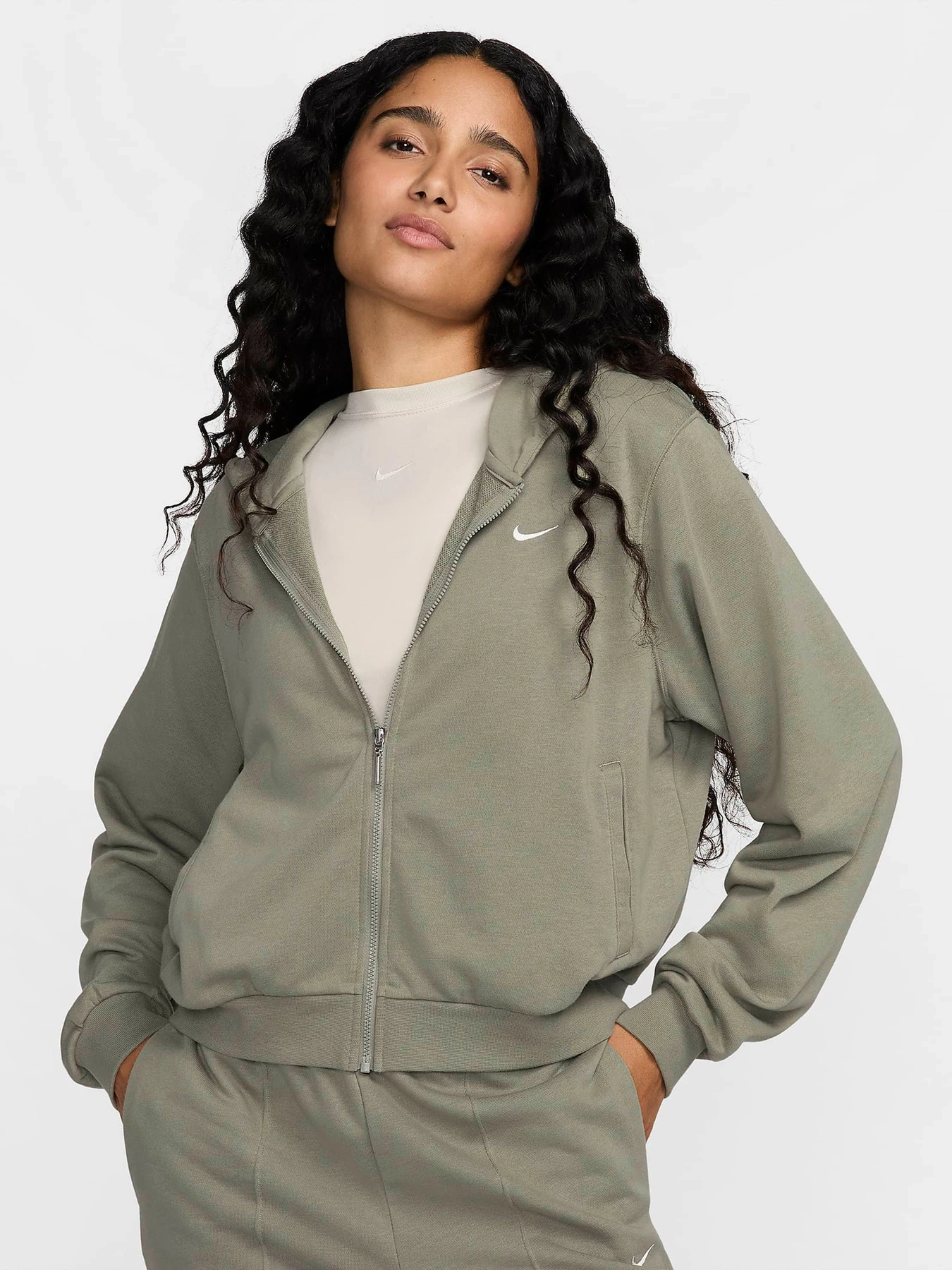 Худі та світшоти NIKE SPORTSWEAR CHILL TERRY модель FN2415-320 Худі та світшоти NIKE SPORTSWEAR CHILL TERRY модель FN2415-320 Фото