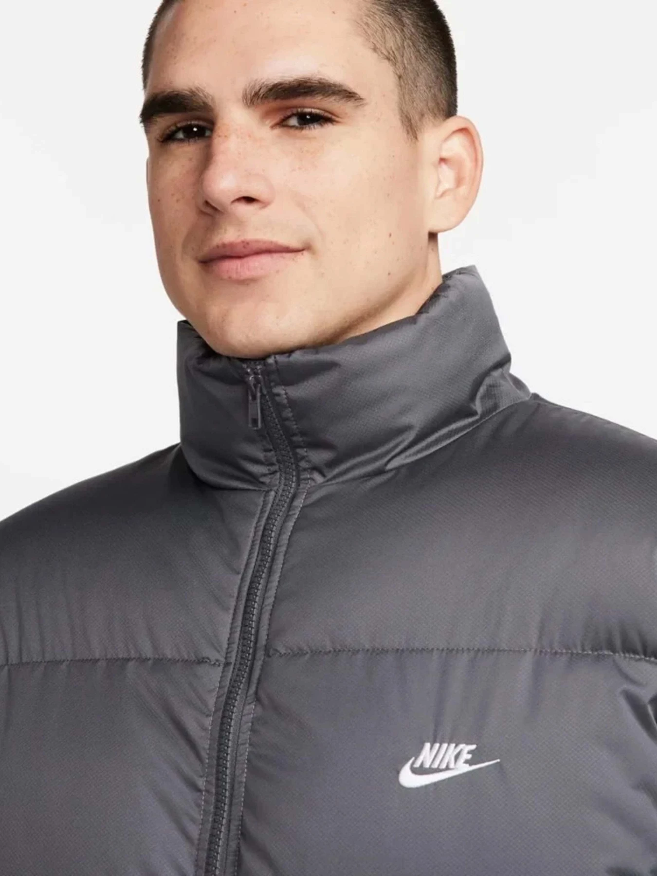 Куртки та дублянки NIKE SPORTSWEAR CLUB PUFFER модель FB7368-068 Куртки та дублянки NIKE SPORTSWEAR CLUB PUFFER модель FB7368-068 Фото
