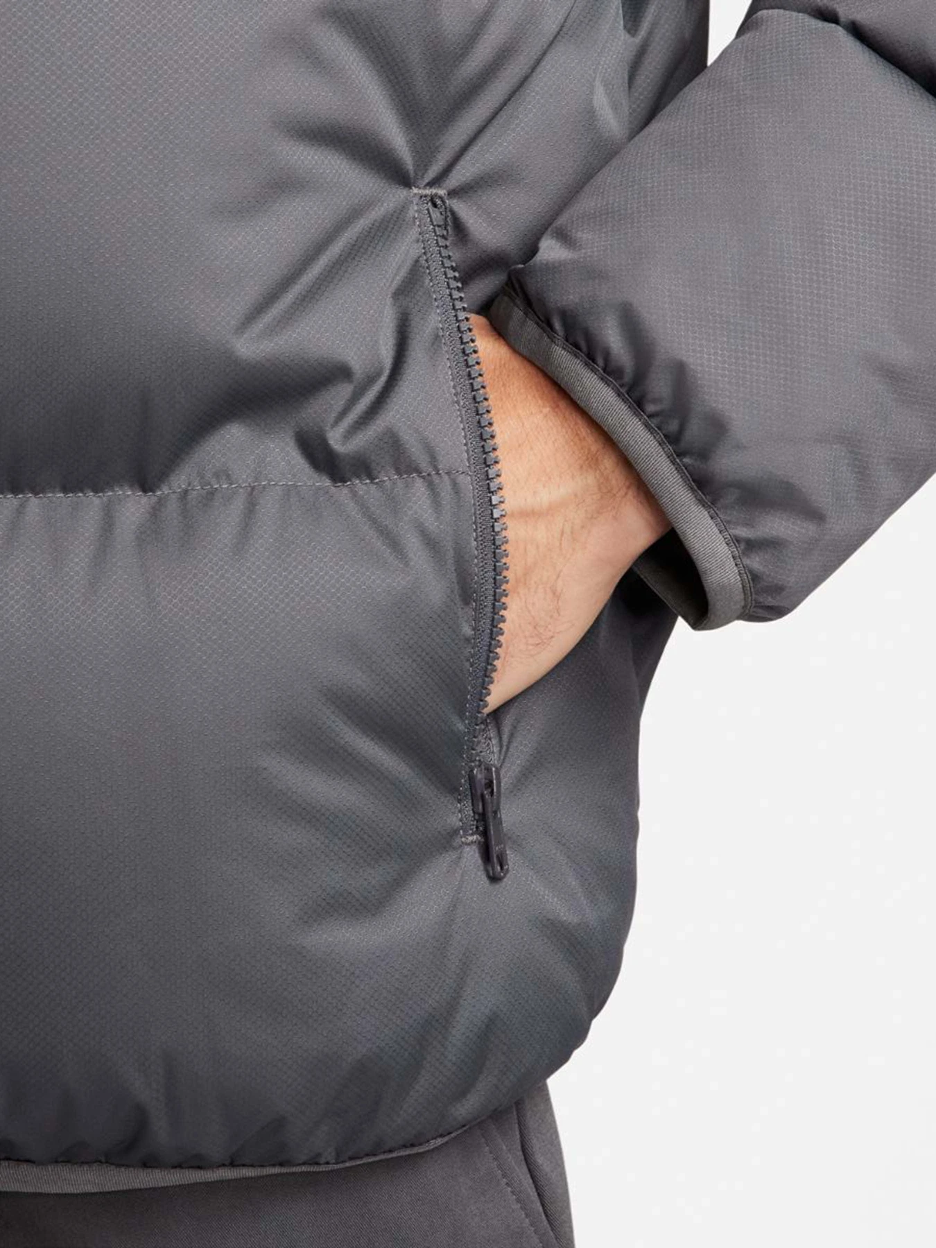 Куртки та дублянки NIKE SPORTSWEAR CLUB PUFFER модель FB7368-068 Куртки та дублянки NIKE SPORTSWEAR CLUB PUFFER модель FB7368-068 Фото