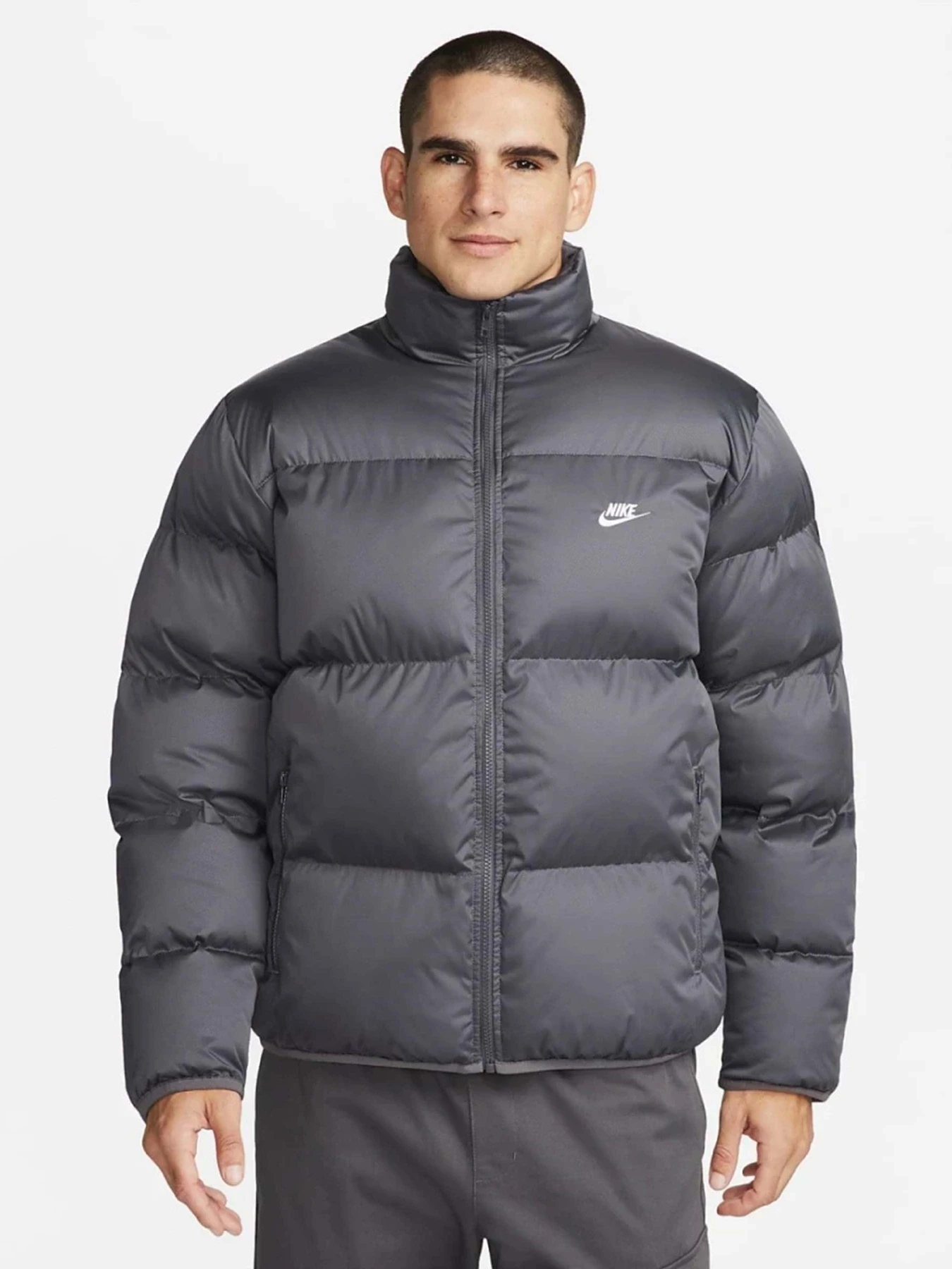 Куртки та дублянки NIKE SPORTSWEAR CLUB PUFFER модель FB7368-068 Куртки та дублянки NIKE SPORTSWEAR CLUB PUFFER модель FB7368-068 Фото