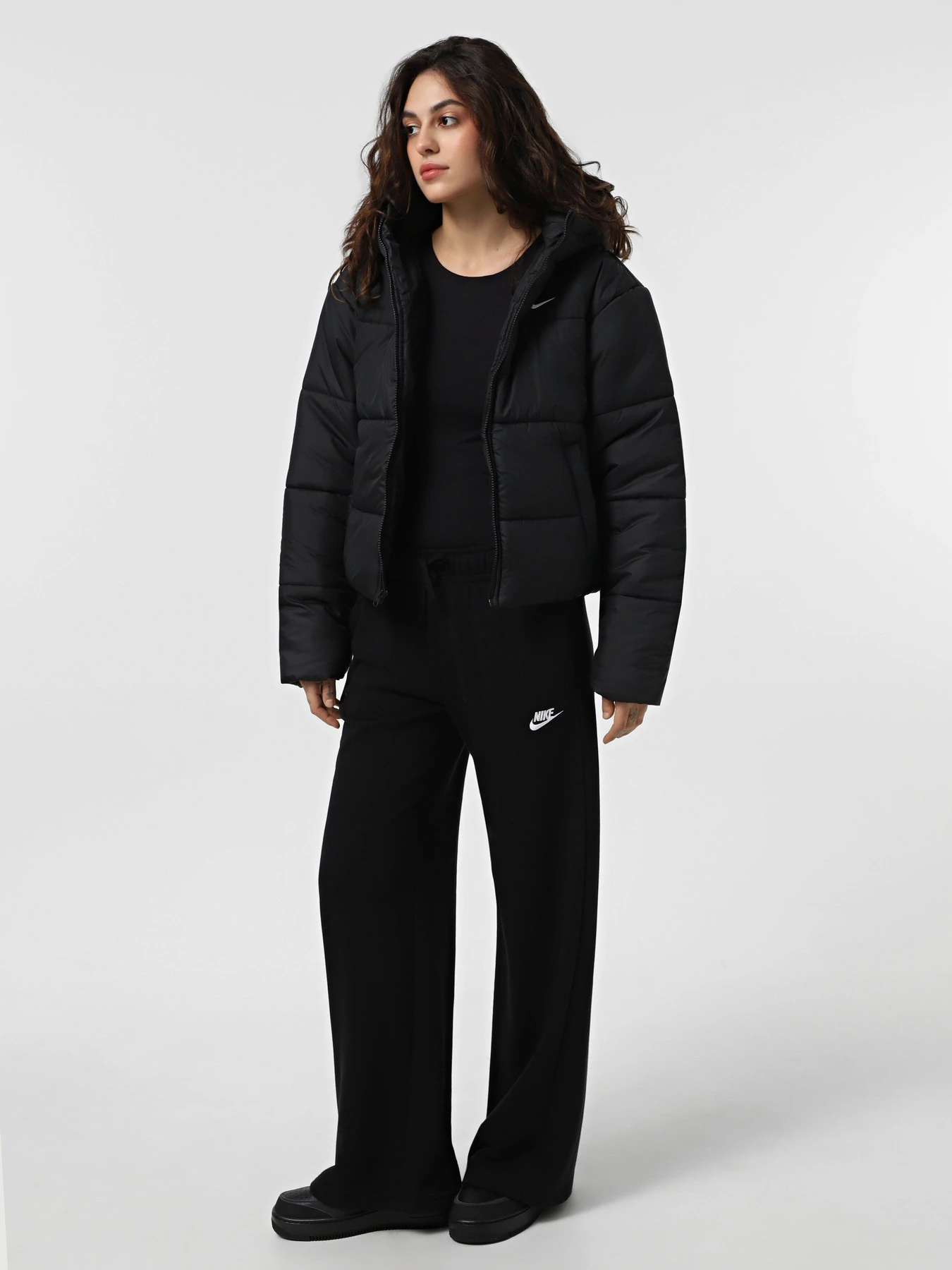 Куртки и дубленки NIKE SPORTSWEAR CLASSIC PUFFER THER модель FZ5899-010 Фото